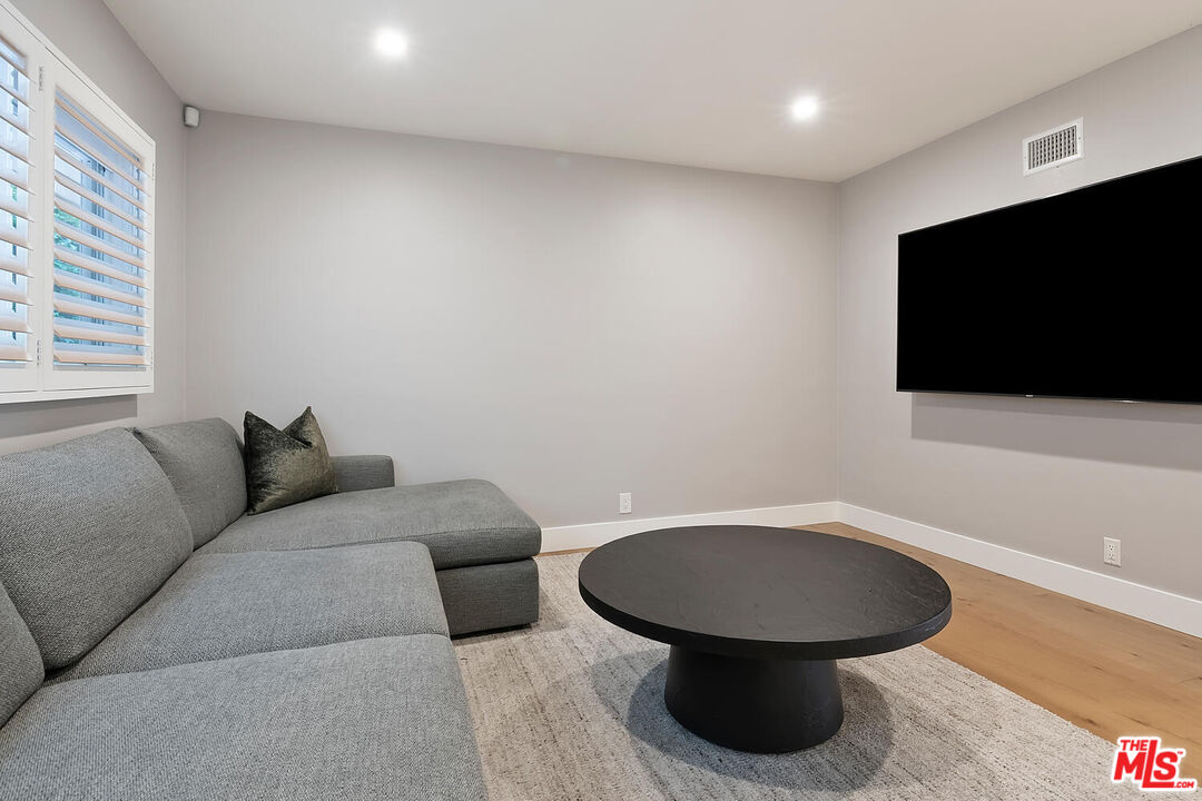 Sherman Oaks, California, 91403, United States, 3 Bedrooms Bedrooms, ,2 BathroomsBathrooms,Residential,For Sale,1940952