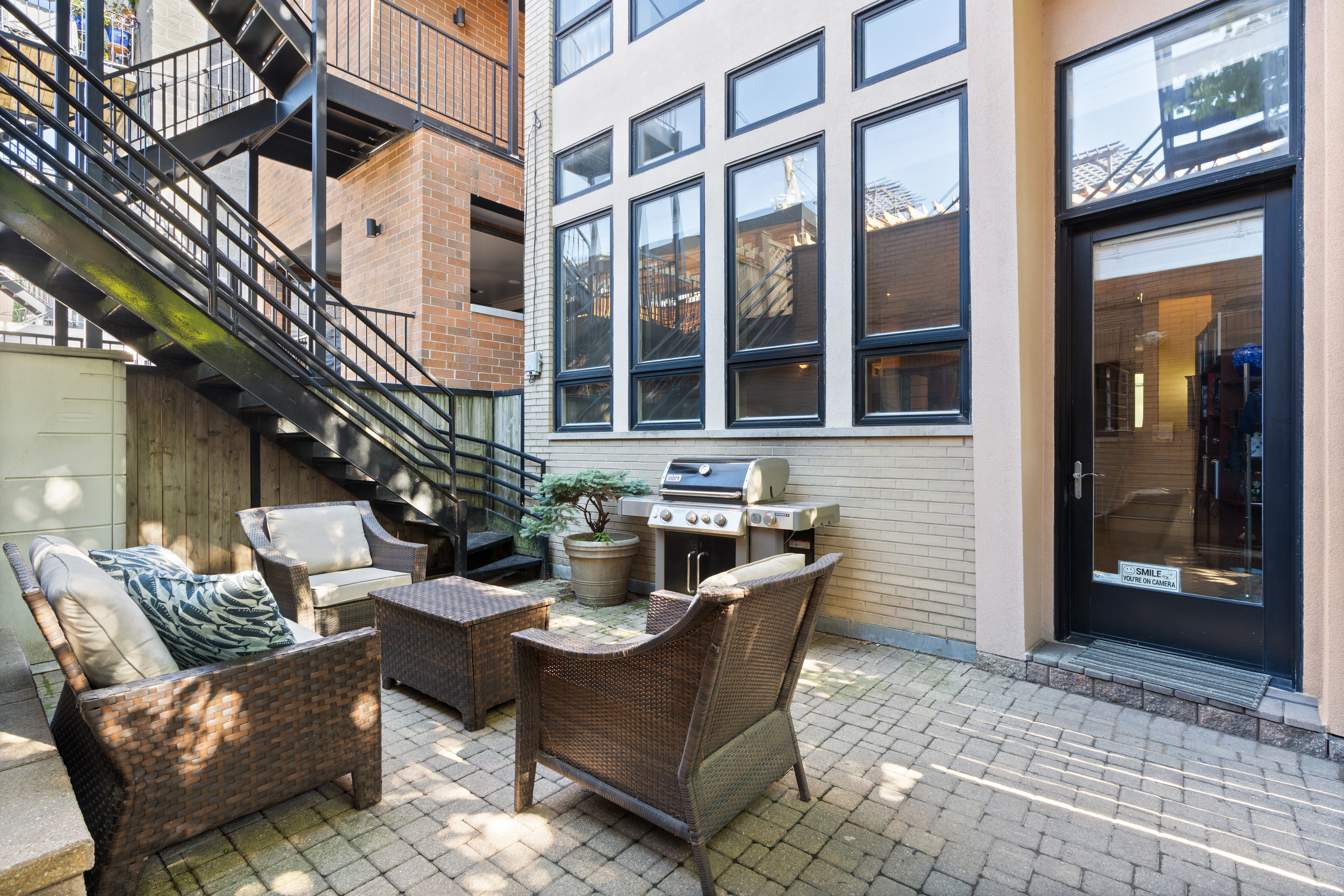  Architecturally Distinctive and Flooded with Natural Light - 物件實景