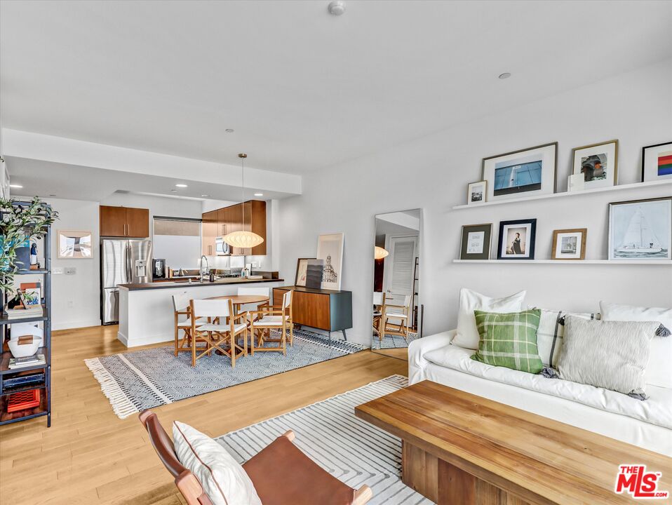 Los Angeles, California, 90028, United States, 1 Bedroom Bedrooms, ,1 BathroomBathrooms,Residential,For Sale,1997109