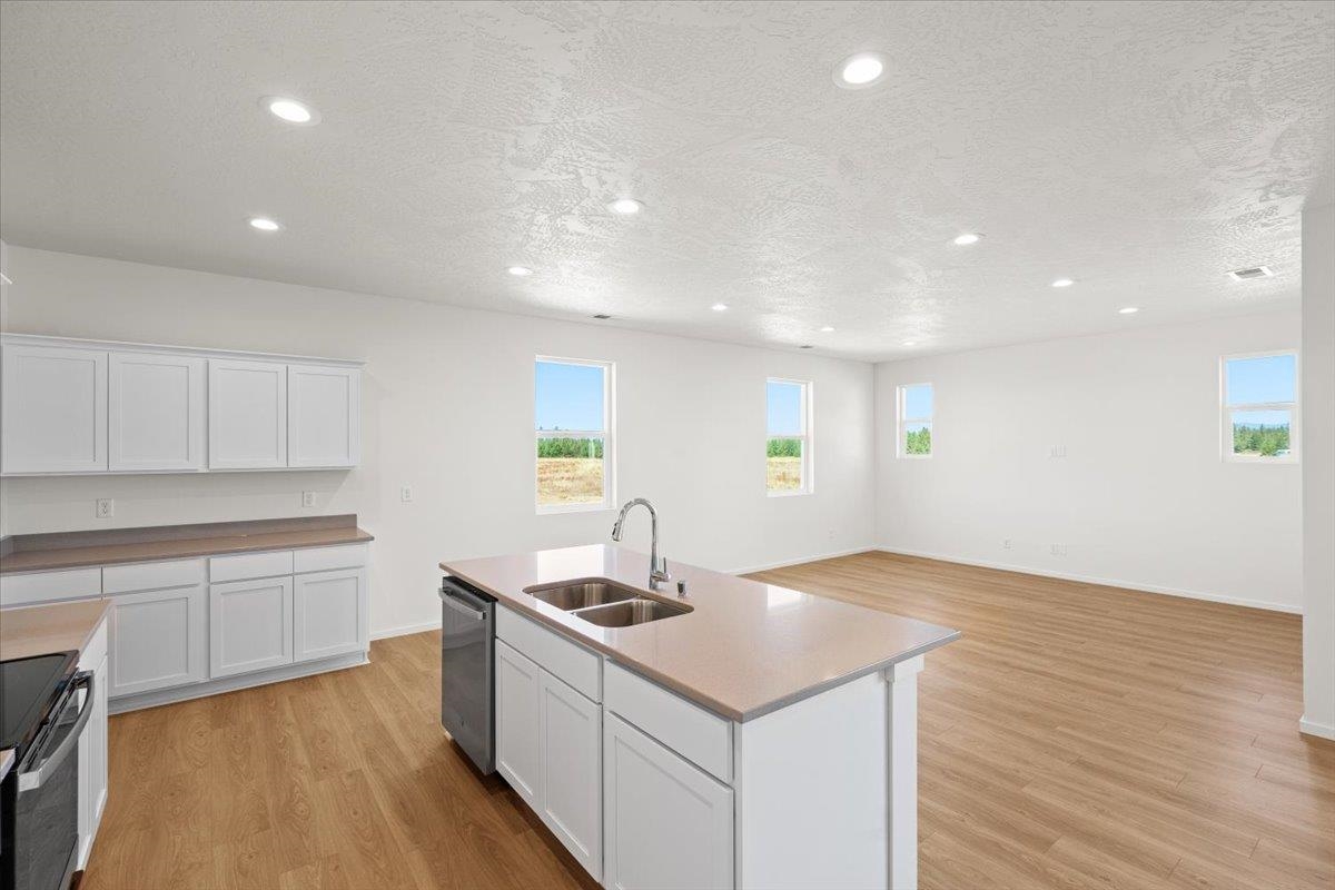 Deer Park, Washington, 99006, United States, 3 Bedrooms Bedrooms, ,2 BathroomsBathrooms,Residential,For Sale,1877408