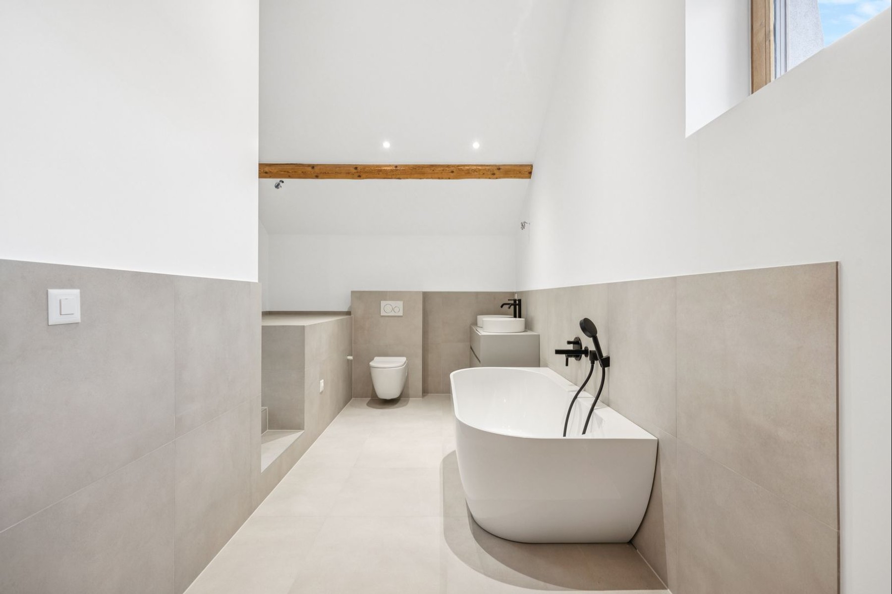  OFF-MARKET: FULLY RENOVATED VILLAGE HOUSE - LUXURY MATERIALS - 物件實景