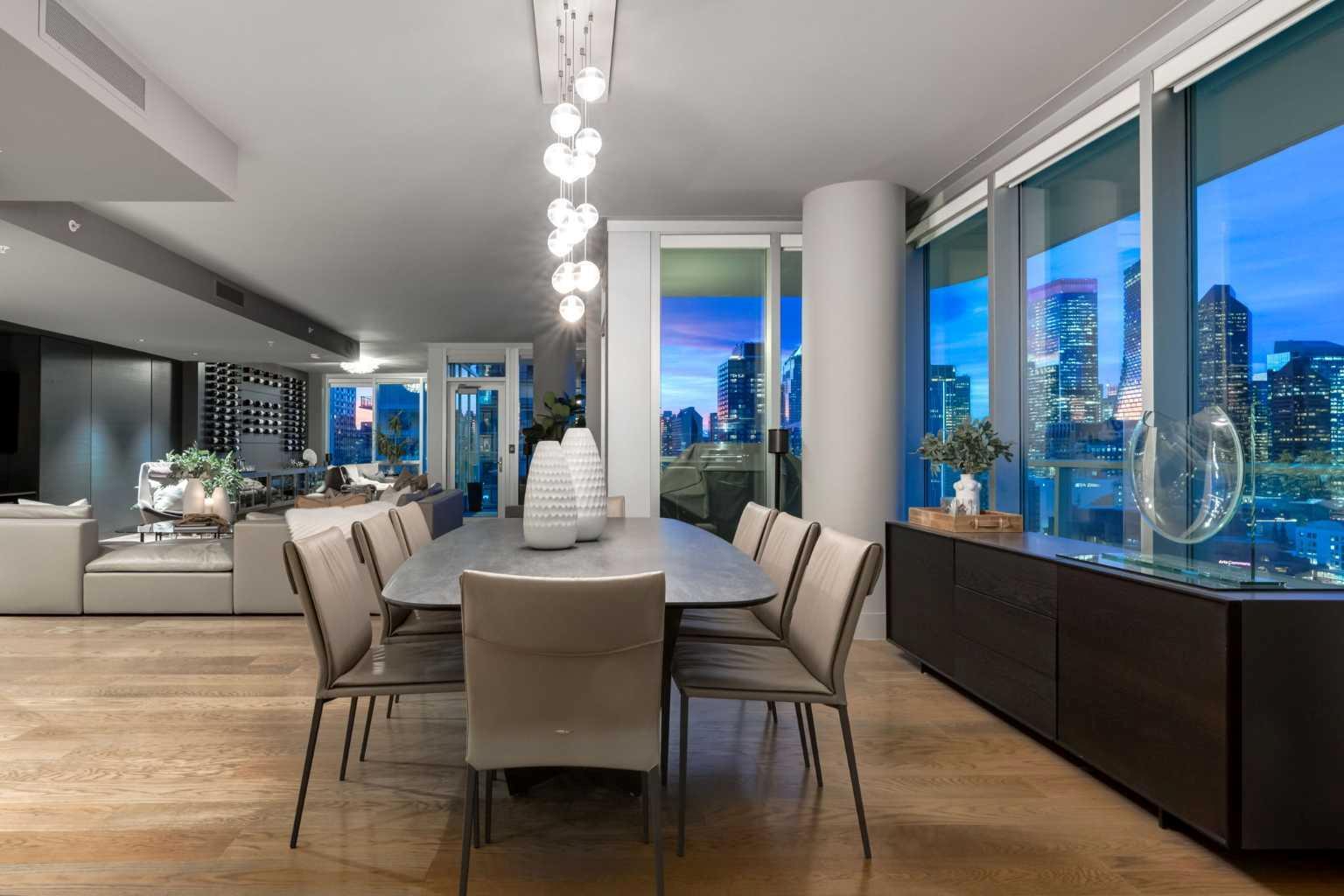 CALGARY, Alberta, T2G 0C7, CA, 2 Bedrooms Bedrooms, ,3 BathroomsBathrooms,Residential,For Sale,1837993