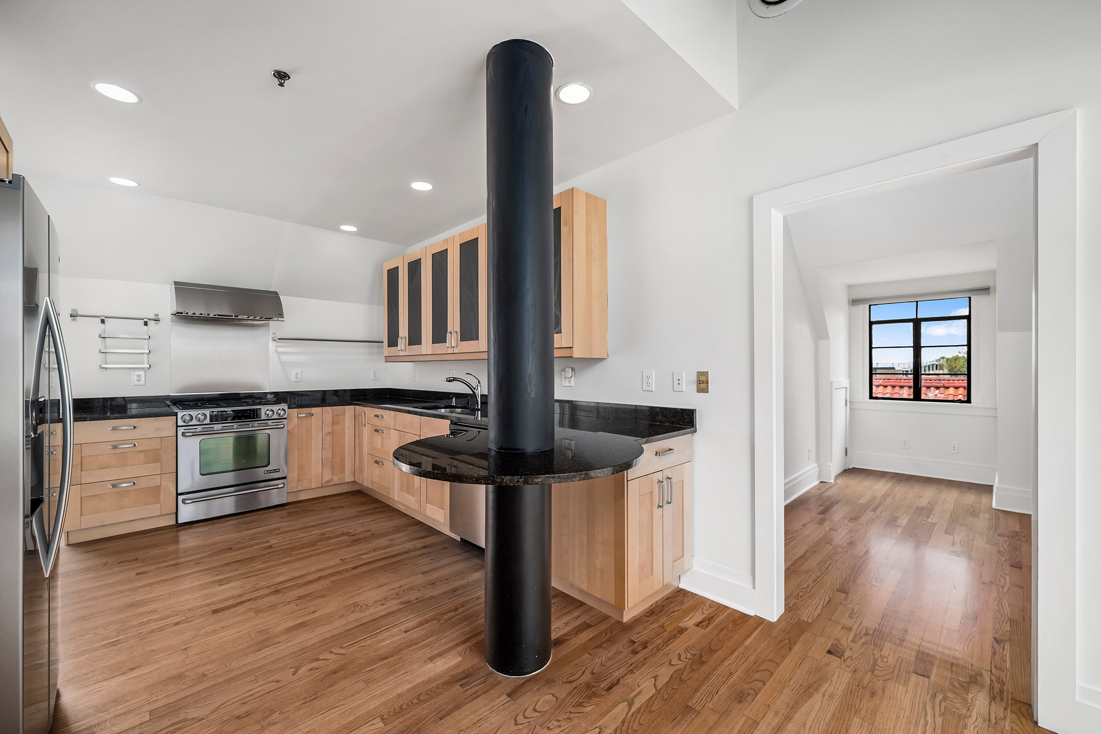  Two-Story Penthouse with Sweeping Skyline Views - 物件實景