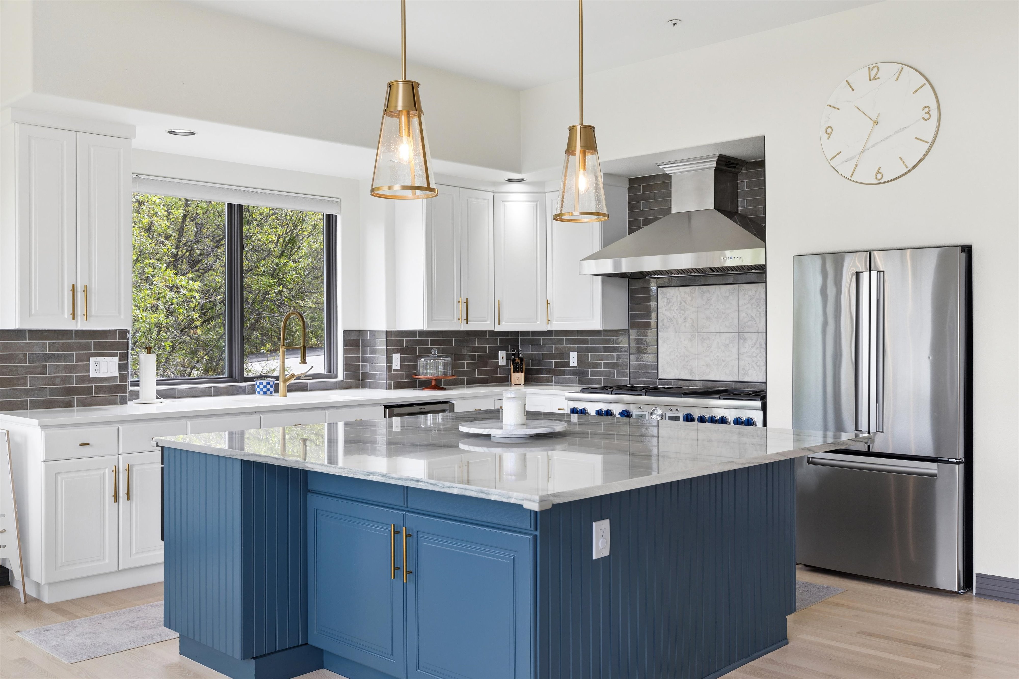  Remodeled 4 Bed 6 Bath Residence Offering Mountain, Sunset Views & Privacy - 物件實景