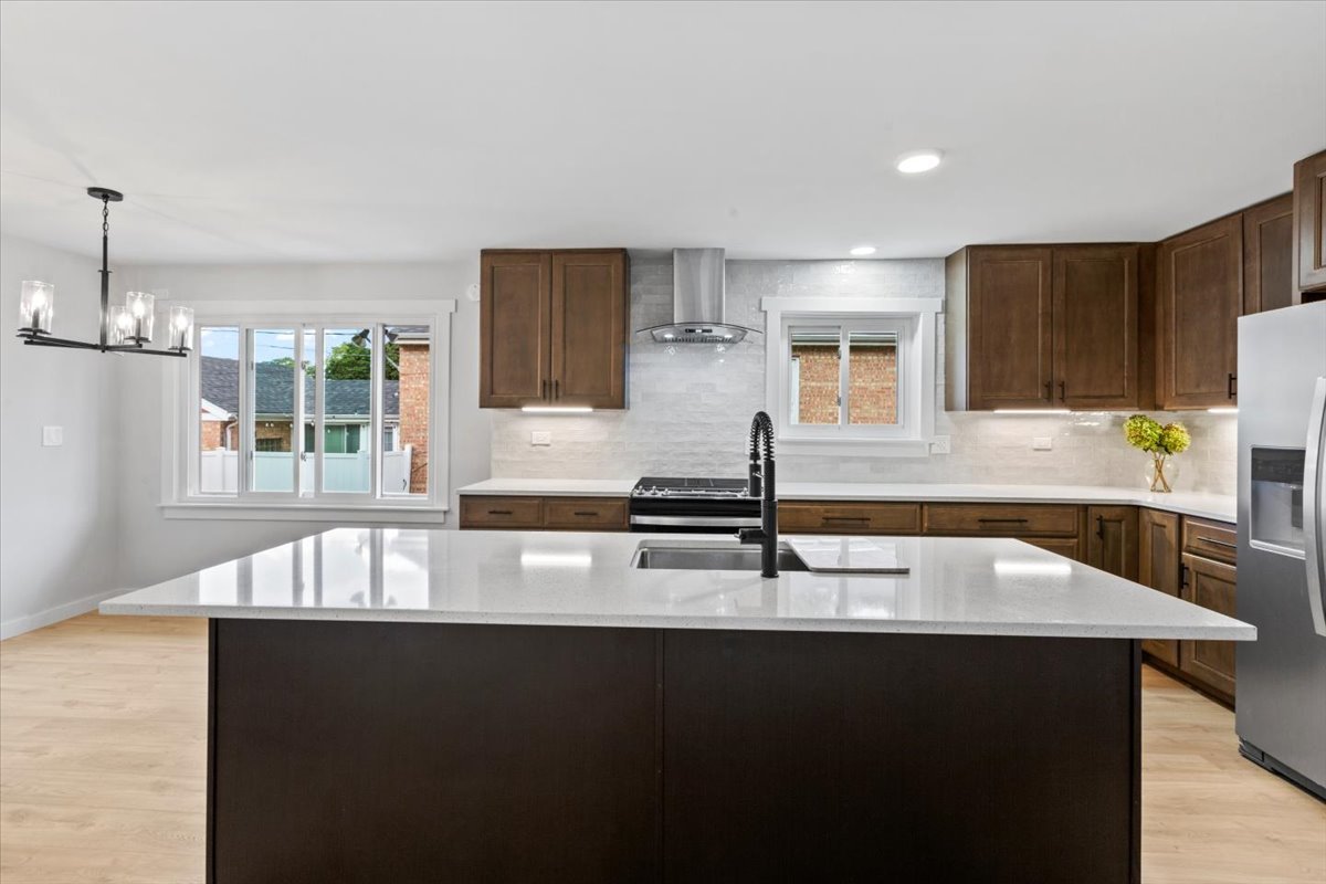 Evergreen Park, Illinois, 60805, United States, 5 Bedrooms Bedrooms, ,4 BathroomsBathrooms,Residential,For Sale,1972389