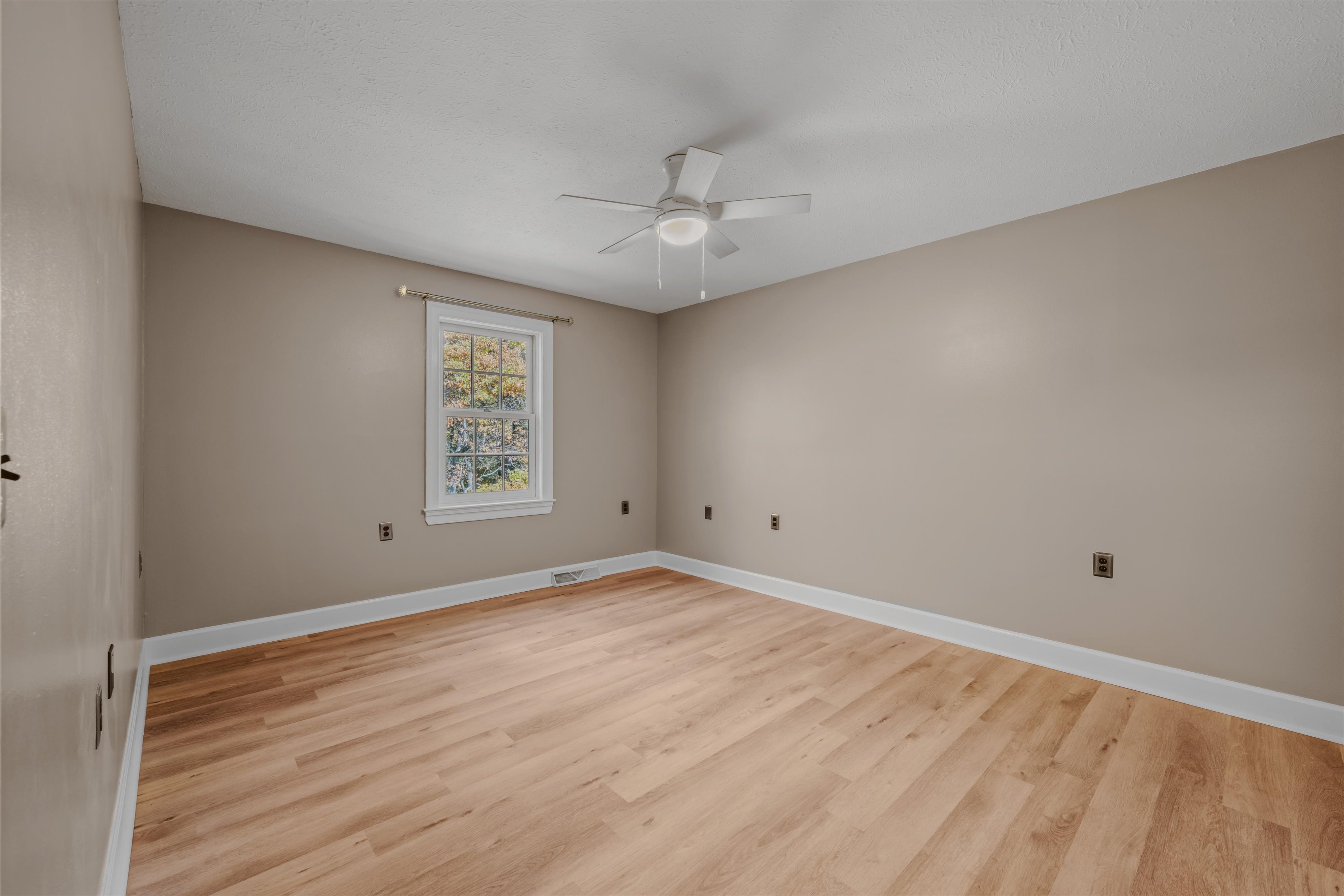 Martinsburg, West Virginia, 25403, United States, 3 Bedrooms Bedrooms, ,Residential,For Sale,1998035