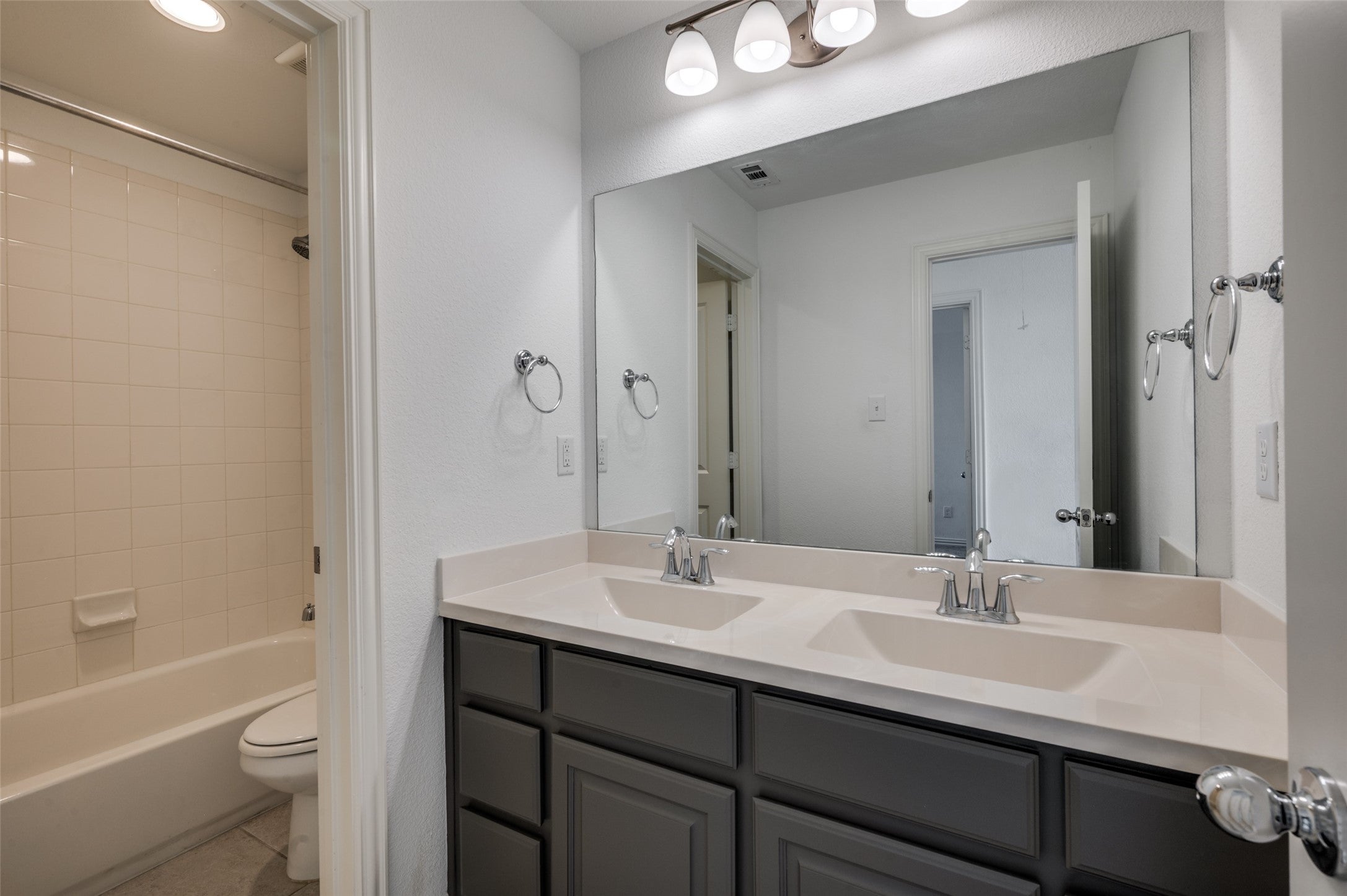 Arlington, Texas, 76005, United States, 3 Bedrooms Bedrooms, ,3 BathroomsBathrooms,Residential,For Sale,1977592