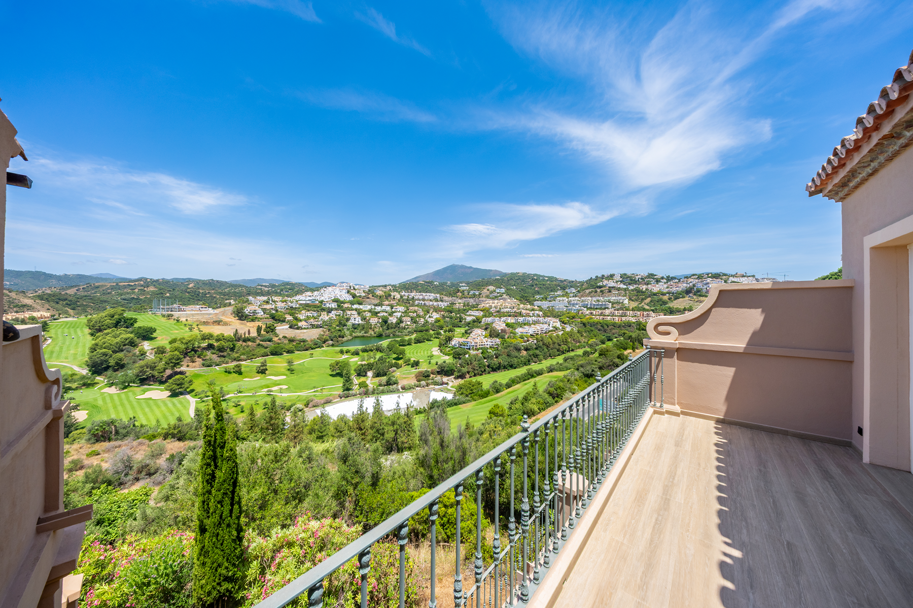  Townhouse with panoramic golf views and sunset terraces in Benahavís - 物件實景