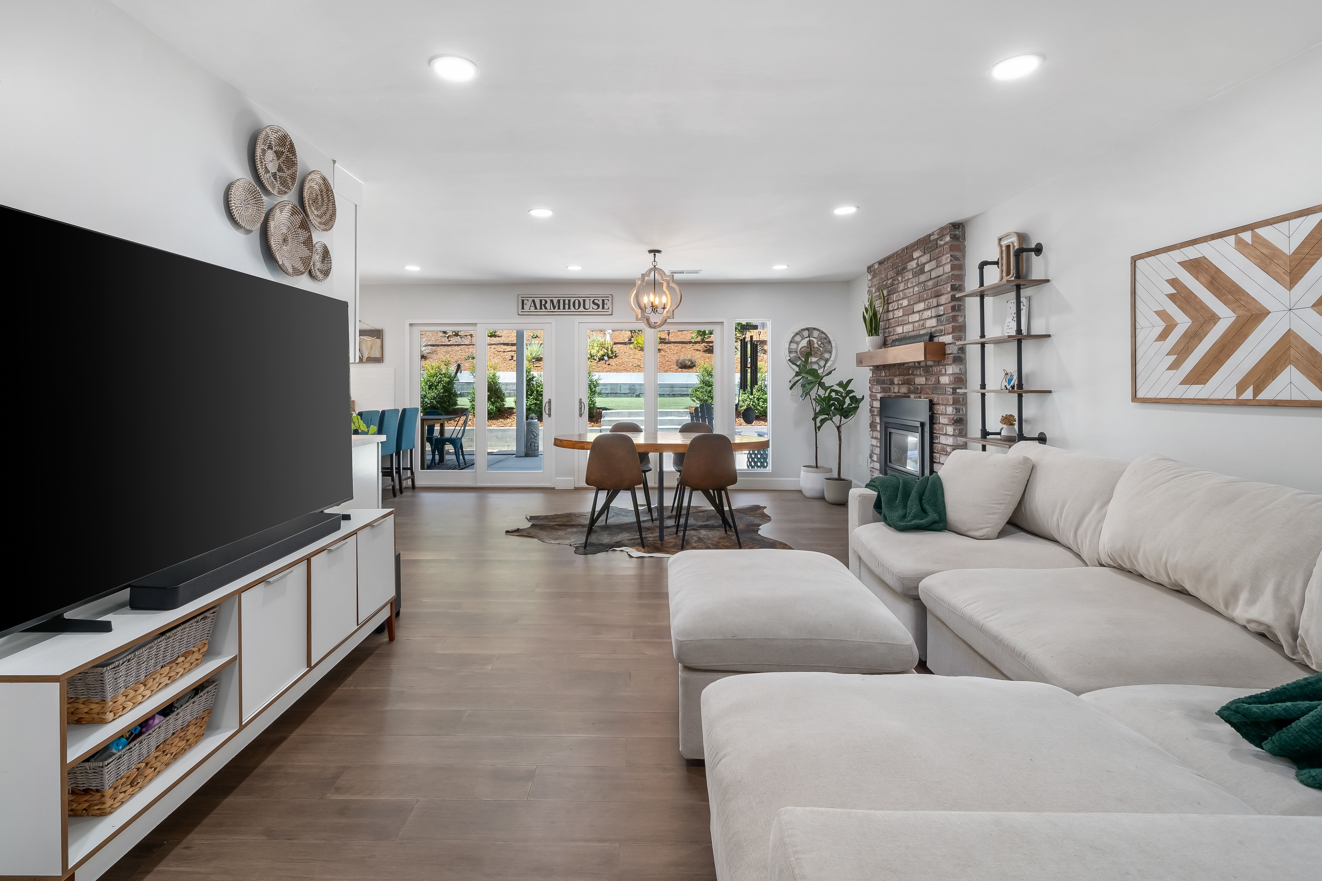  California Coastal Living Meets Modern Farmhouse Design - 物件實景