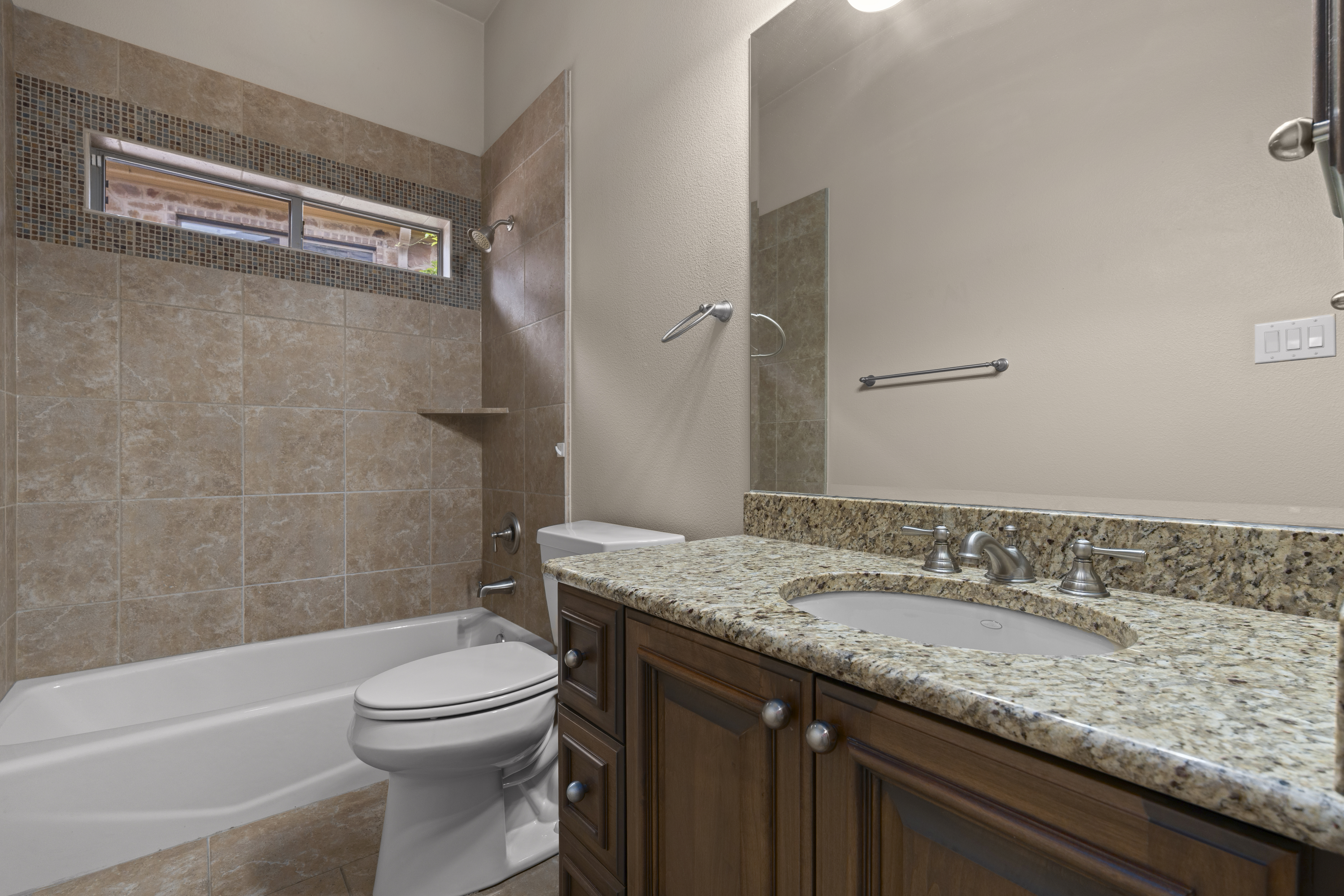  Stunning Single-Story Retreat on Greenbelt - 物件實景