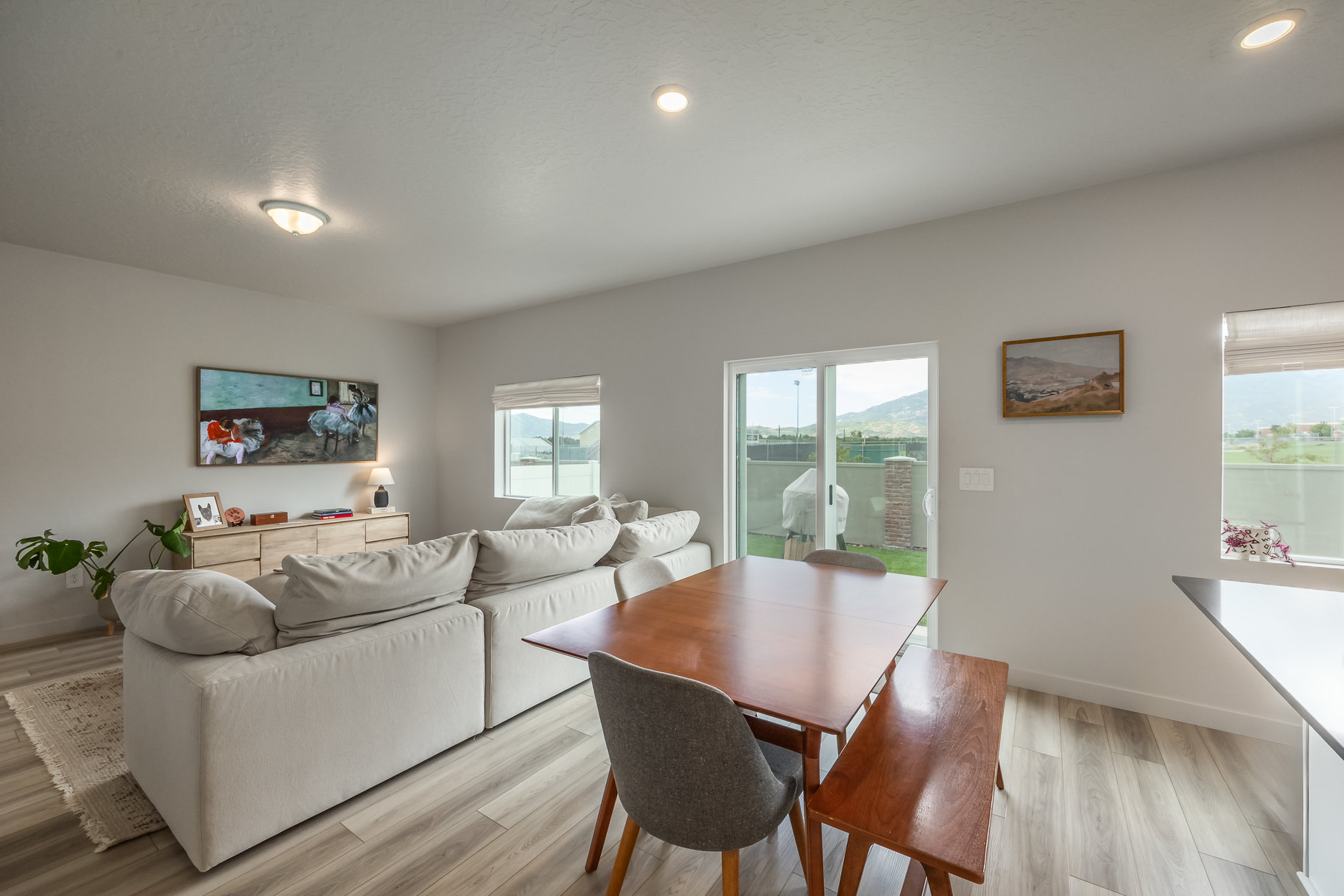  Modern 2023-Built Home with Protected Mountain Views, Walking Distance to School - 物件實景