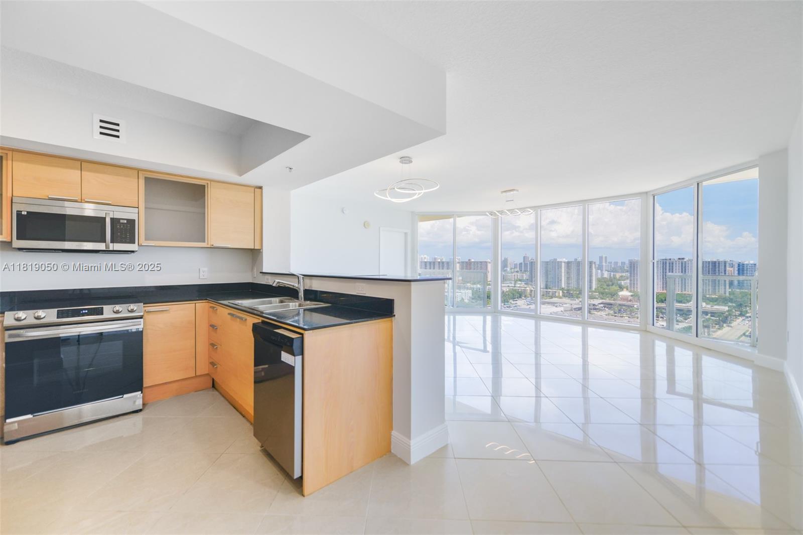 Sunny Isles Beach, Florida, 33160, United States, 2 Bedrooms Bedrooms, ,2 BathroomsBathrooms,Residential,For Sale,1991948
