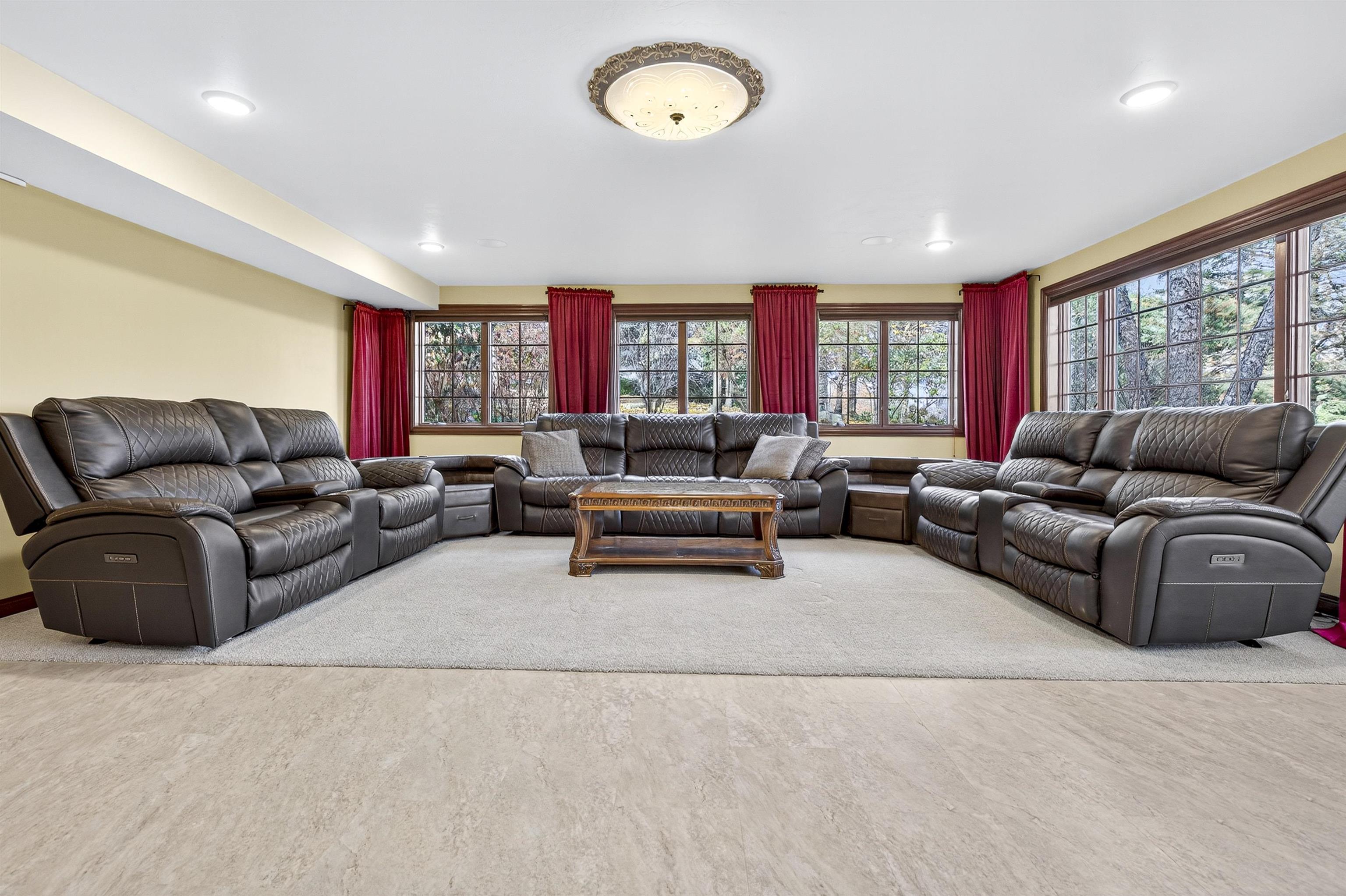 NEENAH, Wisconsin, 54956, United States, 5 Bedrooms Bedrooms, ,6 BathroomsBathrooms,Residential,For Sale,1992991