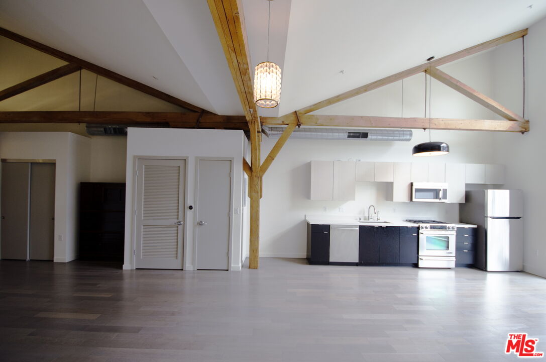 Los Angeles, California, 90013, United States, 1 Bedroom Bedrooms, ,1 BathroomBathrooms,Residential,For Sale,1906758