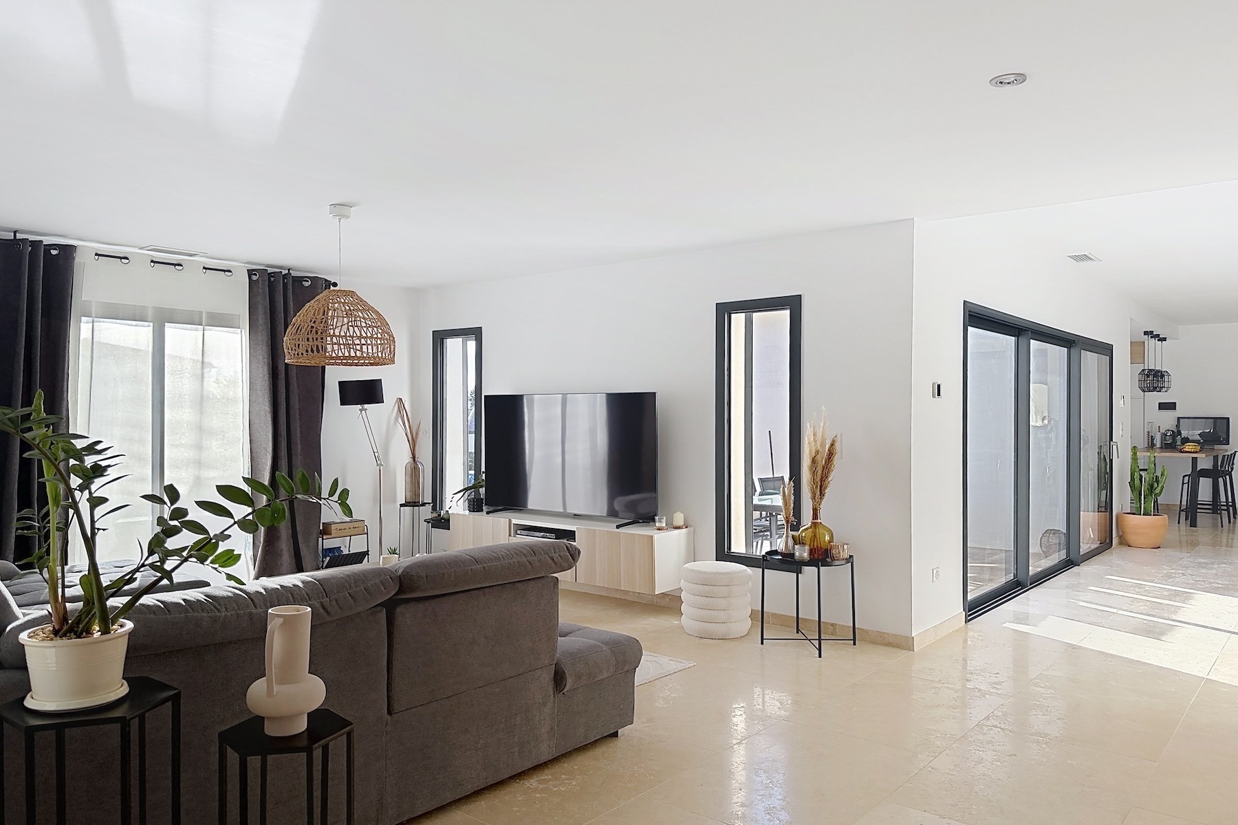  Elegant single-level contemporary villa with swimming pool and landscaped garde… - 物件實景