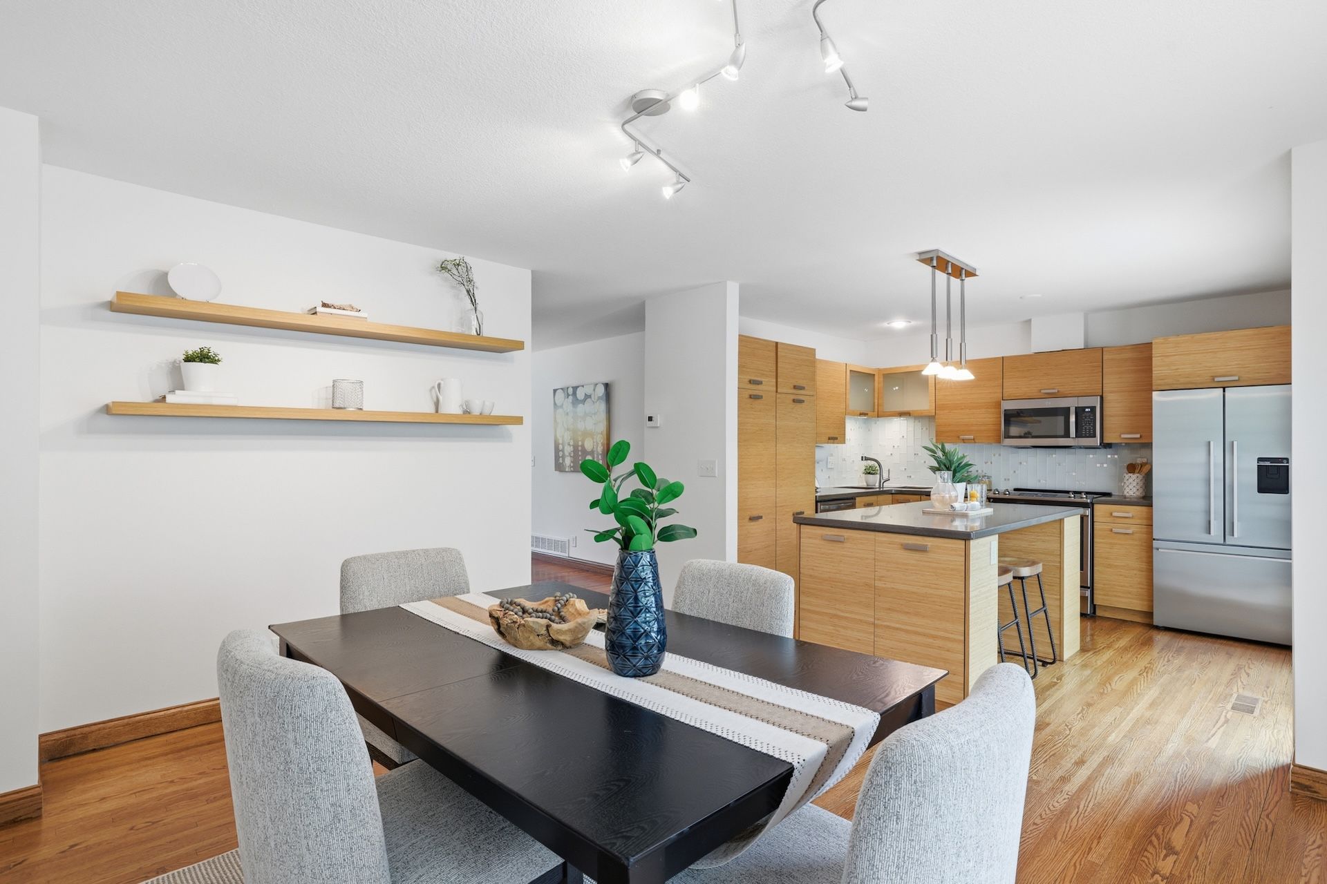  Renovated Townhome with Panoramic Views of Cedar Lake - 物件實景