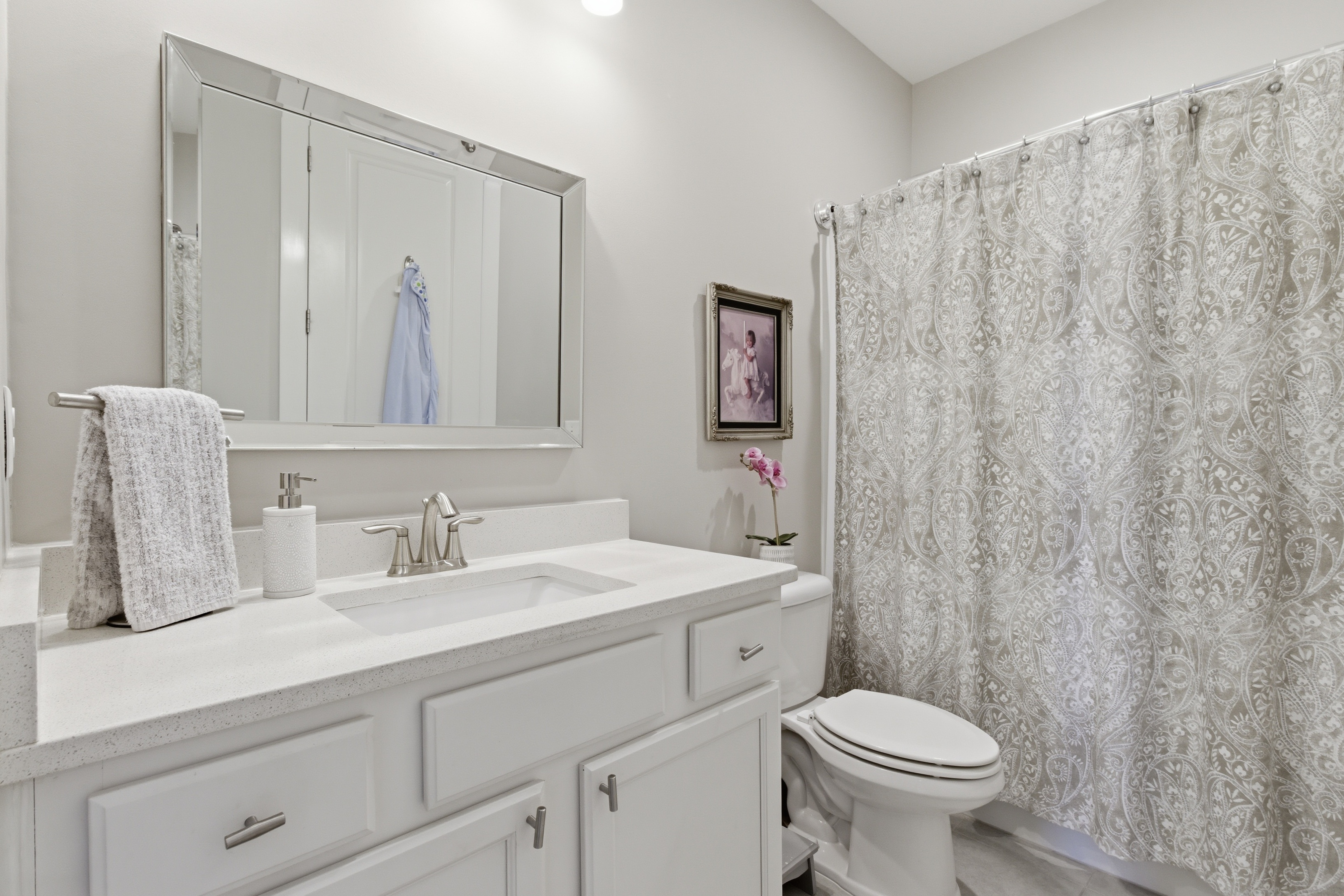  Spacious Corner-Lot Retreat With Flexible Living - 物件實景