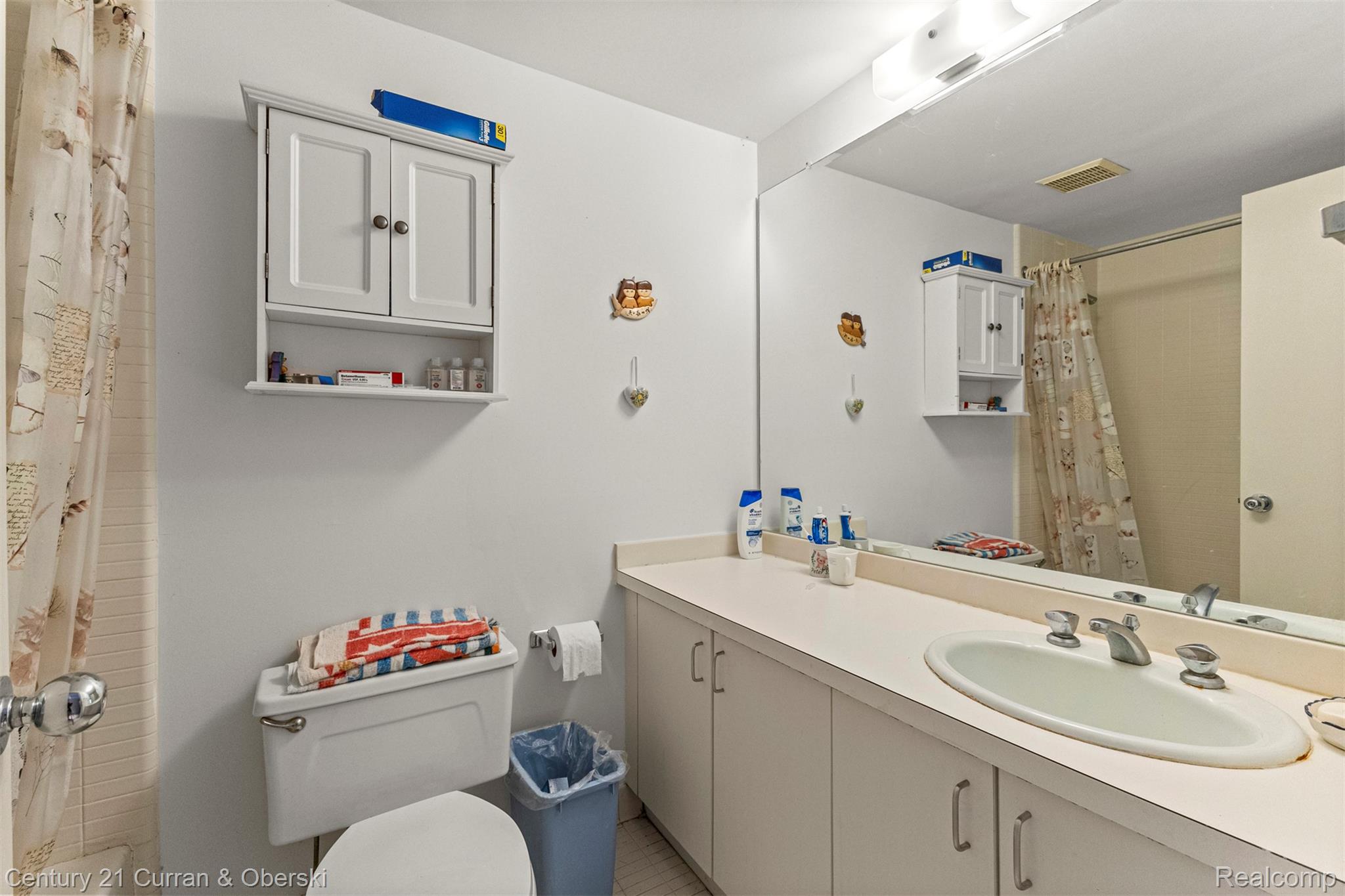 West Bloomfield Charter Township, Michigan, 48323, United States, 4 Bedrooms Bedrooms, ,4 BathroomsBathrooms,Residential,For Sale,1942642