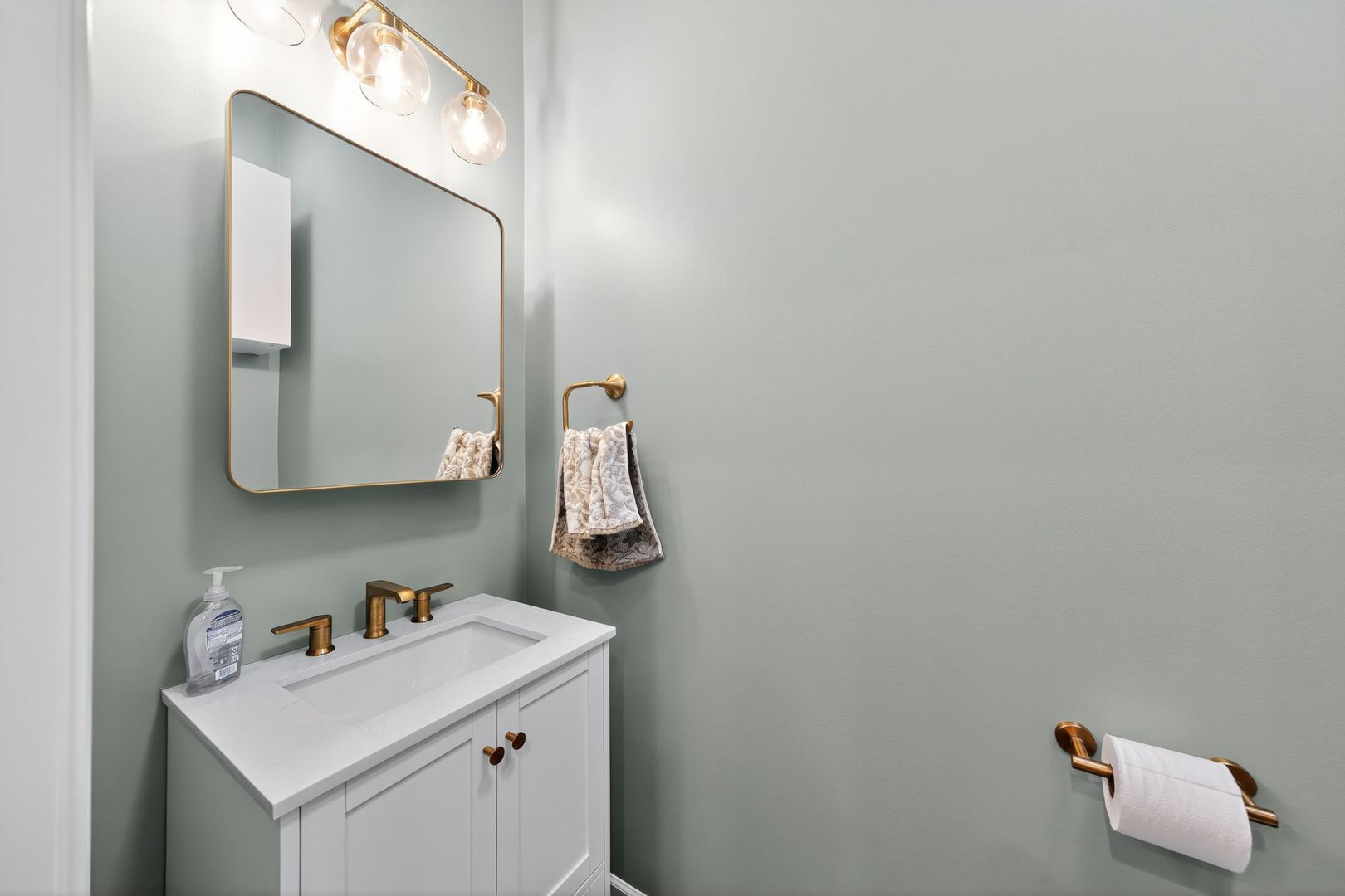 Chicago, Illinois, 60616, United States, 3 Bedrooms Bedrooms, ,3 BathroomsBathrooms,Residential,For Sale,1986457