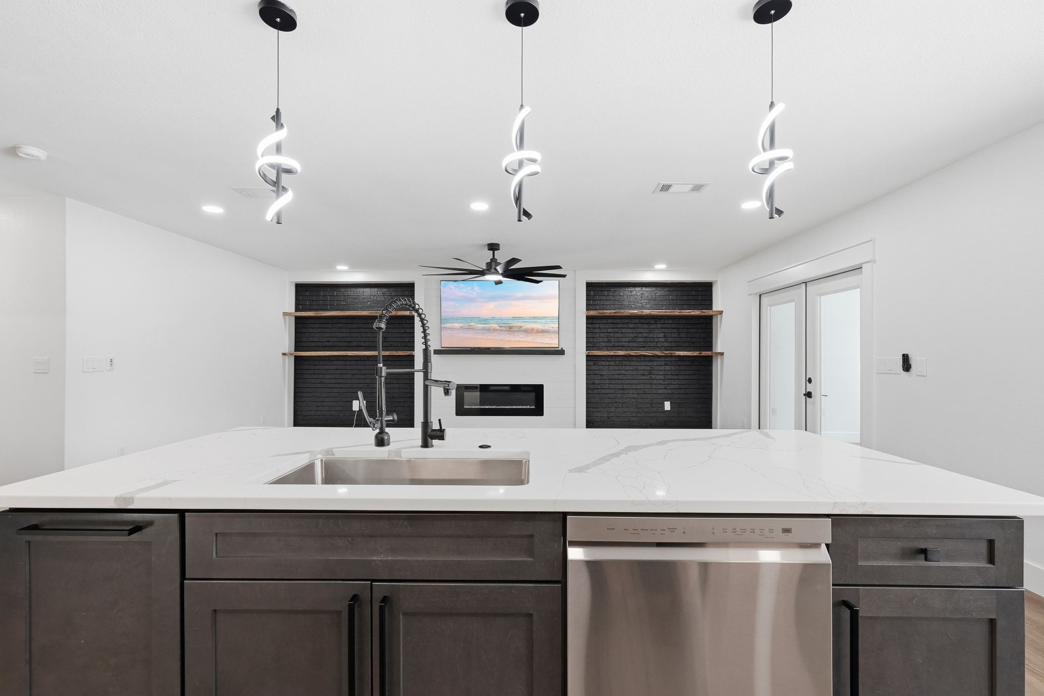  Move-In Ready Pool Home with Thoughtful Modern Updates - 物件實景