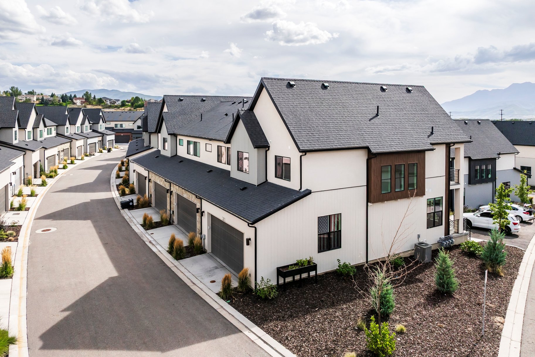  Rare Row-End Townhome - 物件實景