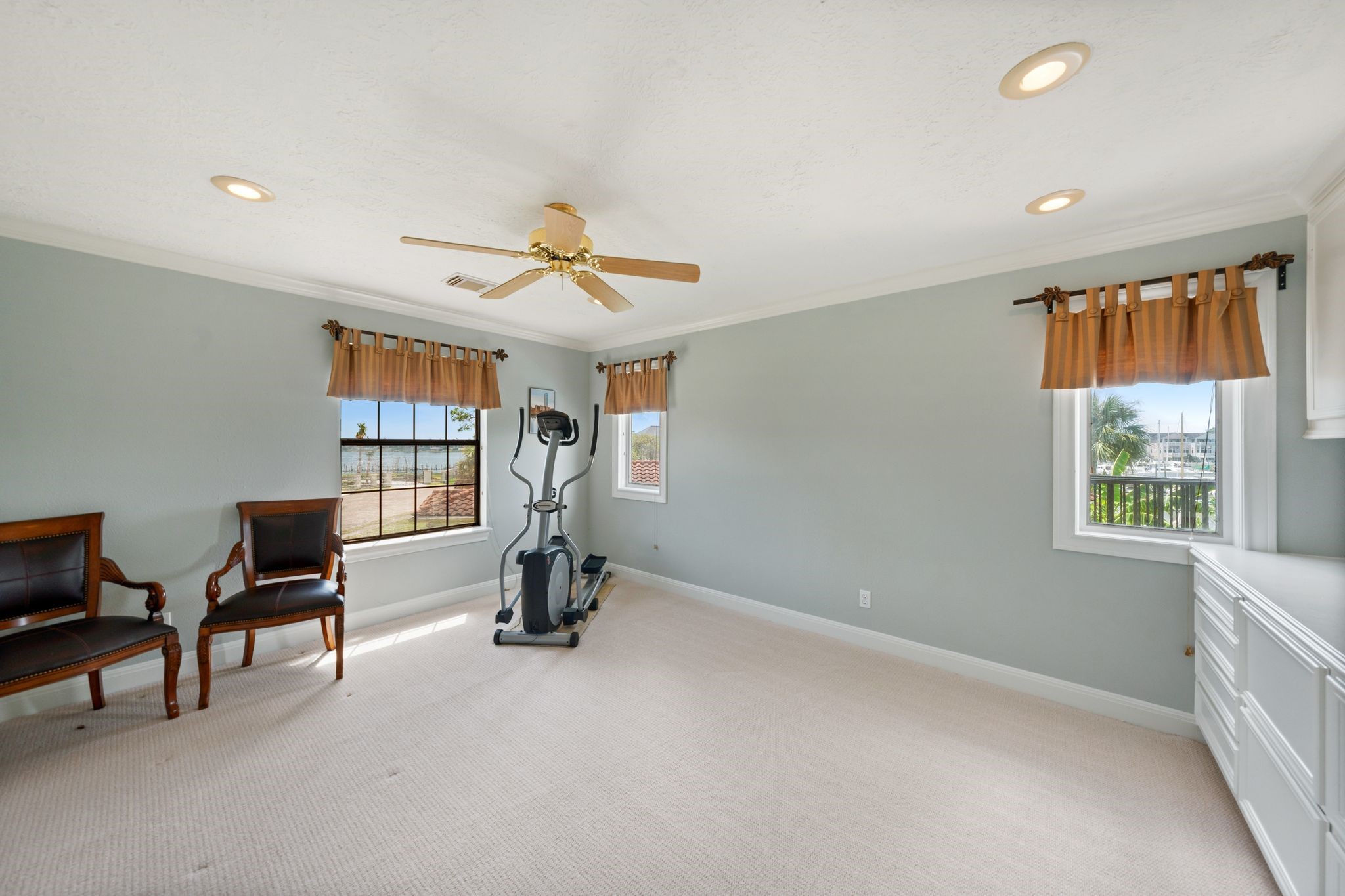  2207 Twin Oaks Boulevard - 物件實景