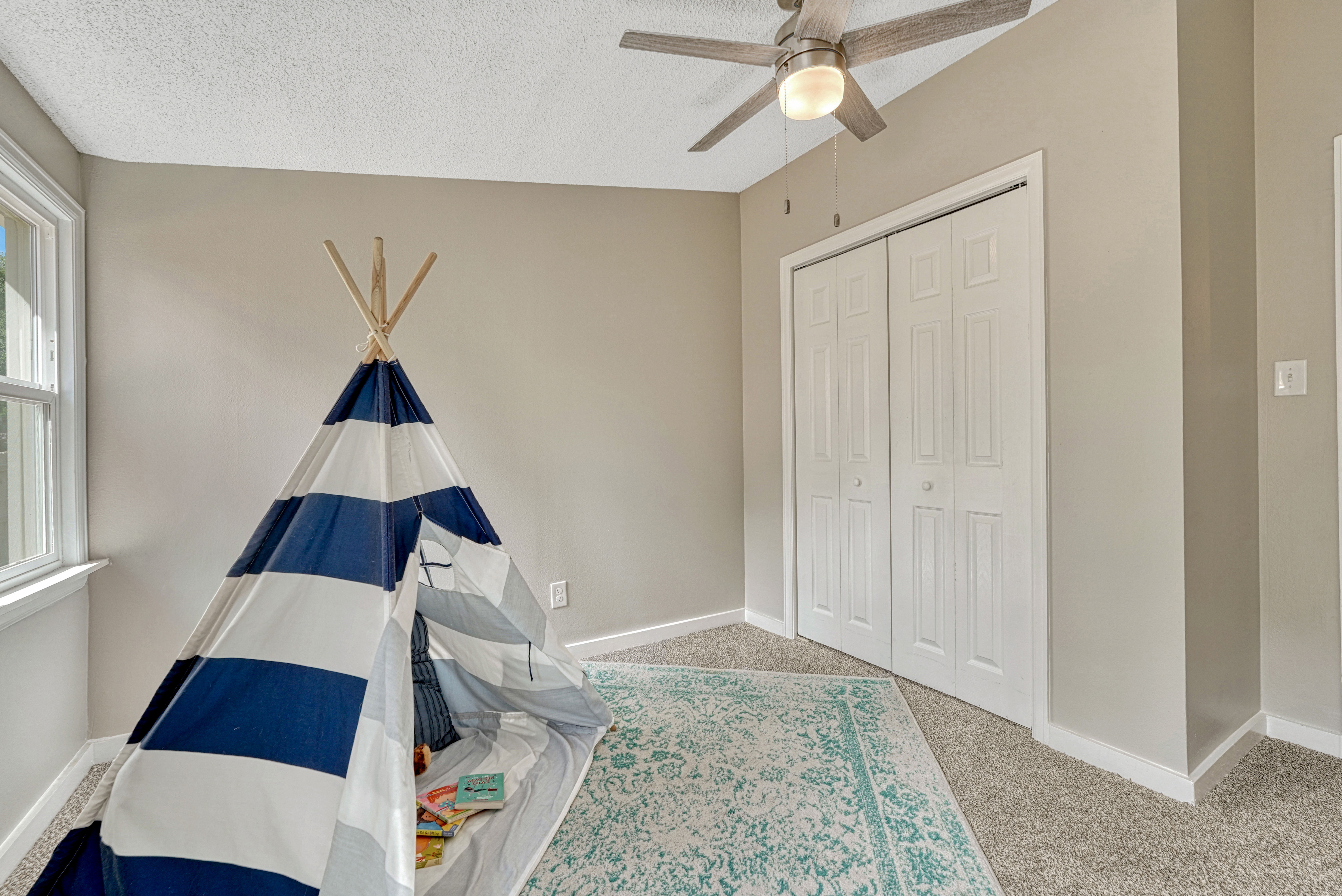  Welcome to This Beautifully Updated Home in Calvert Heights - 物件實景