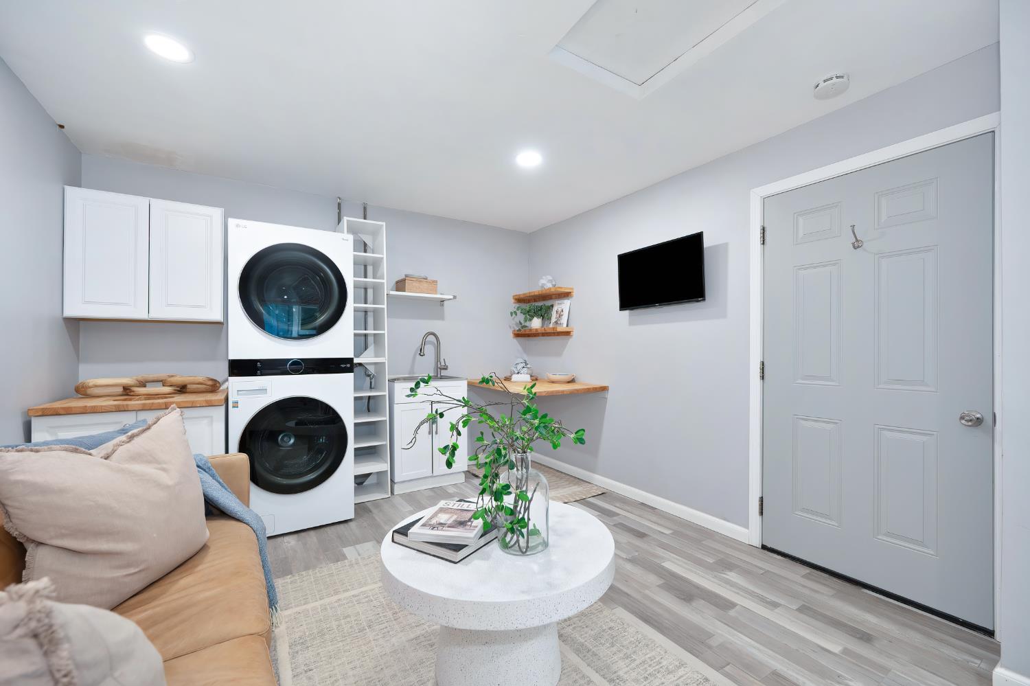 Sacramento, California, 95817, United States, 2 Bedrooms Bedrooms, ,1 BathroomBathrooms,Residential,For Sale,1991606