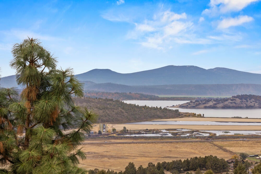 Klamath Falls, Oregon, 97601, United States, 4 Bedrooms Bedrooms, ,3 BathroomsBathrooms,Residential,For Sale,1987766