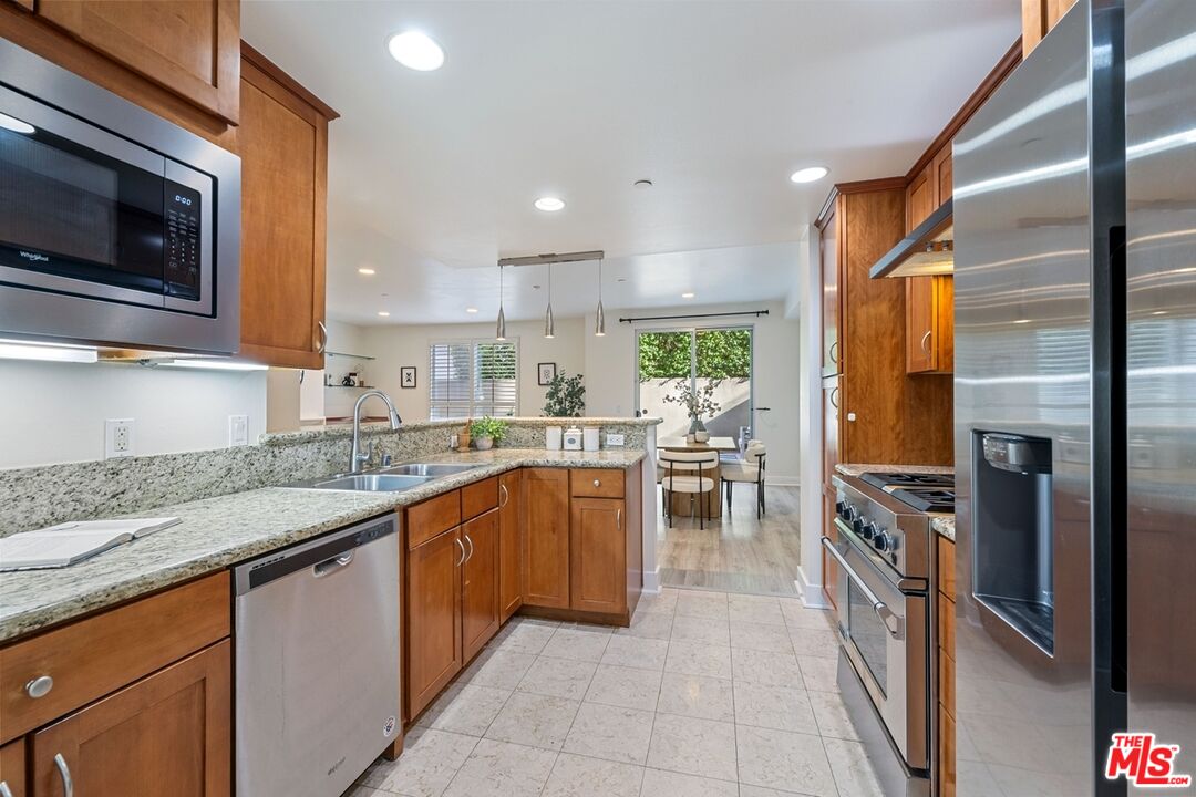 Los Angeles, California, 90064, United States, 2 Bedrooms Bedrooms, ,3 BathroomsBathrooms,Residential,For Sale,2003516