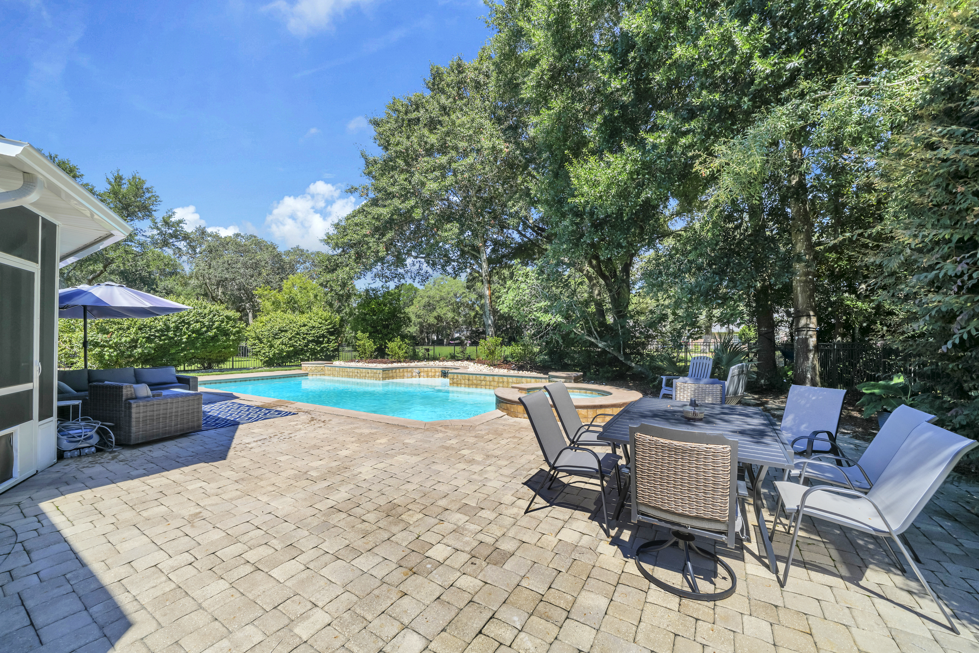  Updated Golf Course Pool Home With Flexible Five-Bedroom Layout - 物件實景