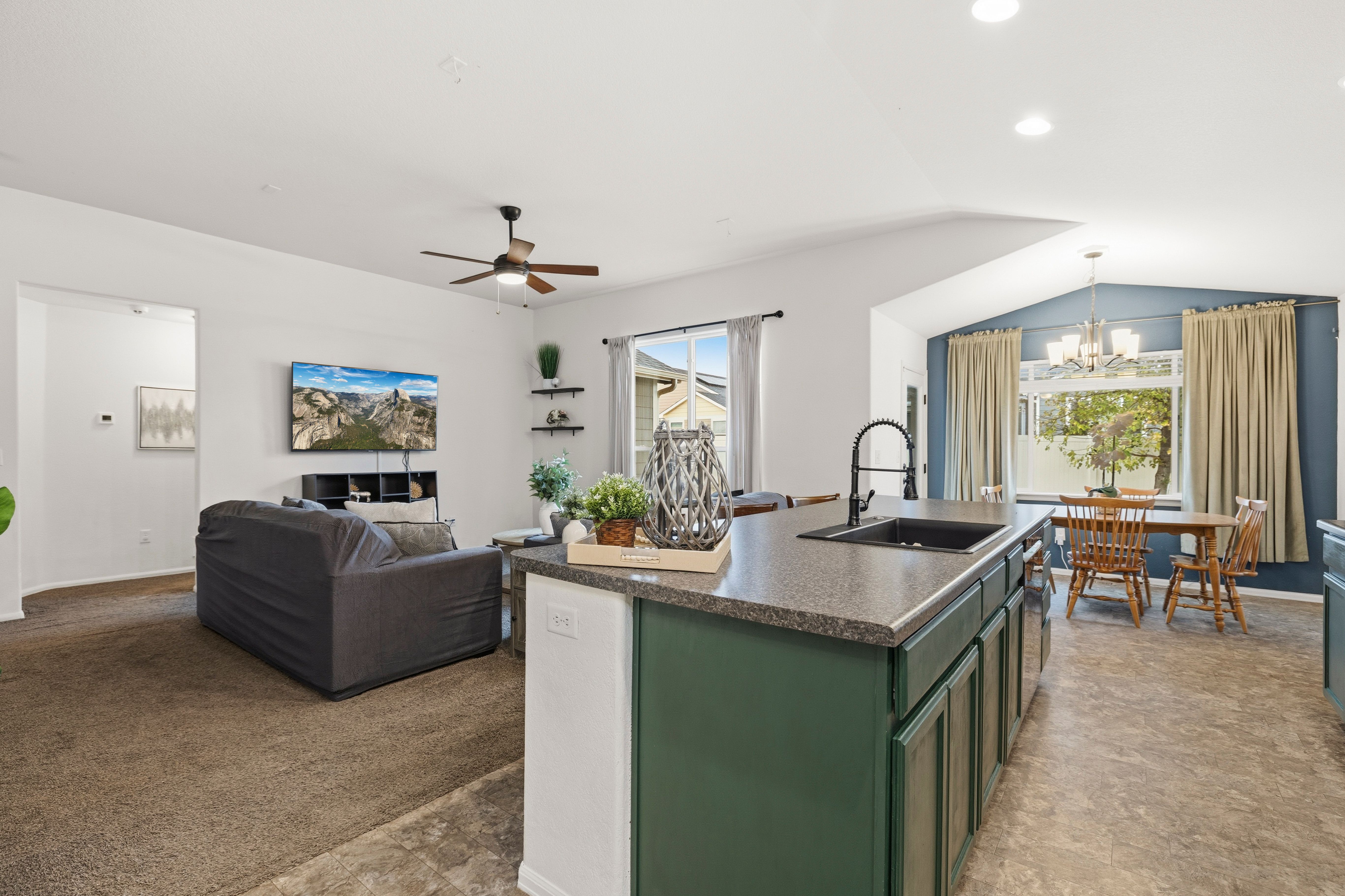  5 Bedrooms, Finished Basement, Solar Paid Off at Closing, I-25 Access - 物件實景