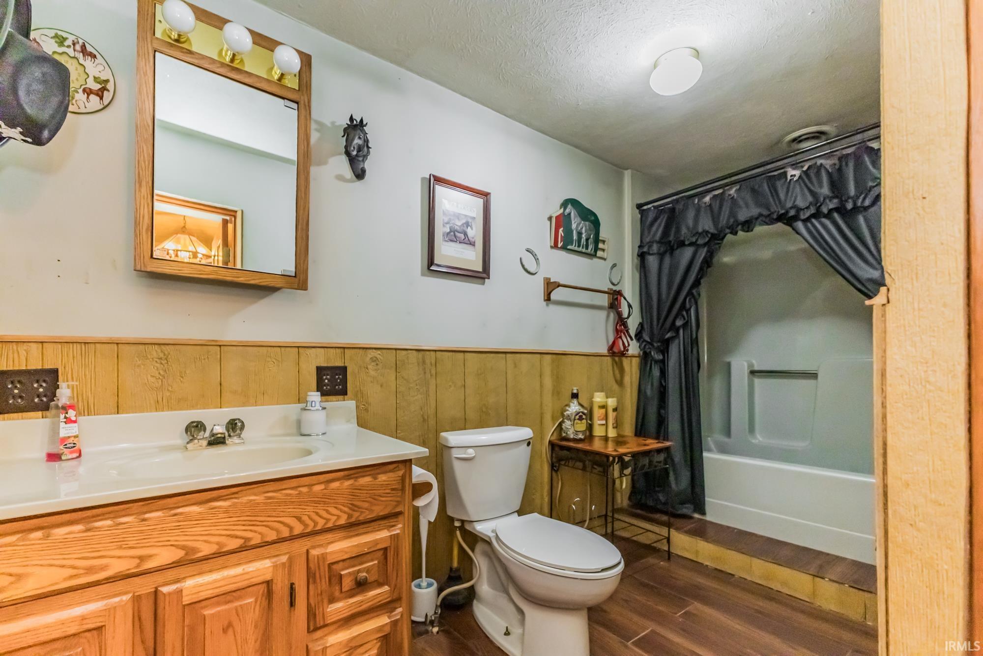 Hartford City, Indiana, 47348, United States, 6 Bedrooms Bedrooms, ,3 BathroomsBathrooms,Residential,For Sale,1870324