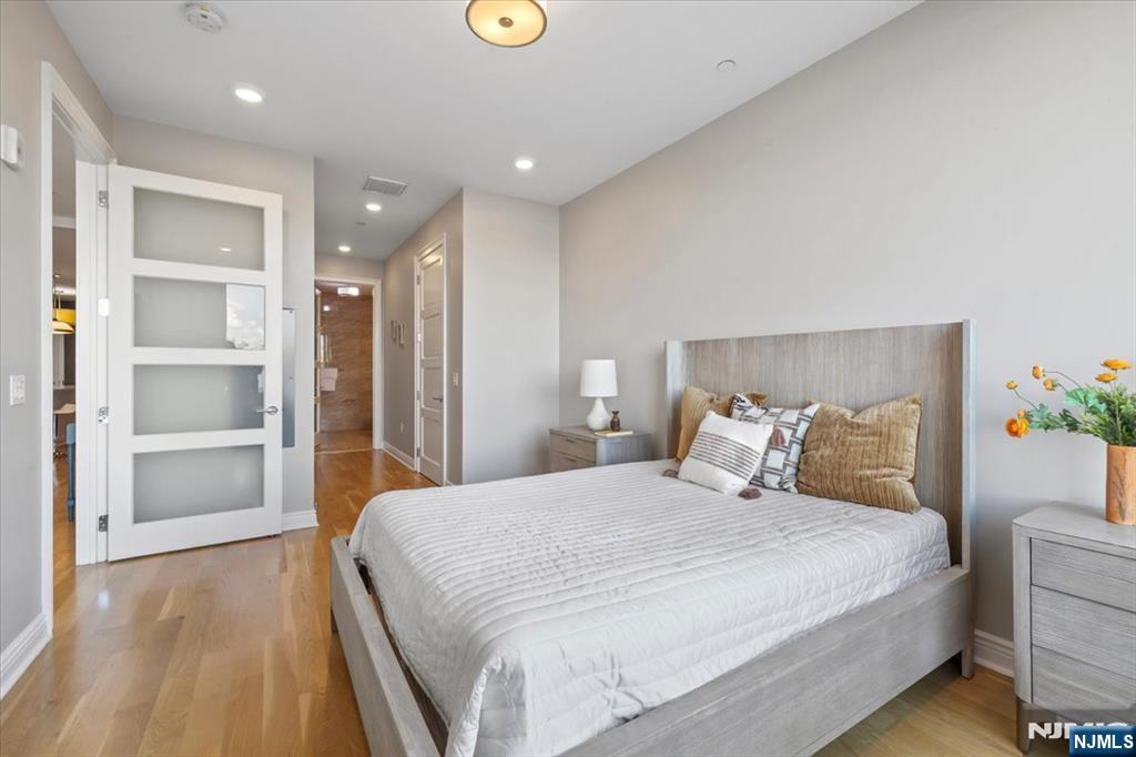 Edgewater, New Jersey, 07020, United States, 2 Bedrooms Bedrooms, ,2 BathroomsBathrooms,Residential,For Sale,1849063