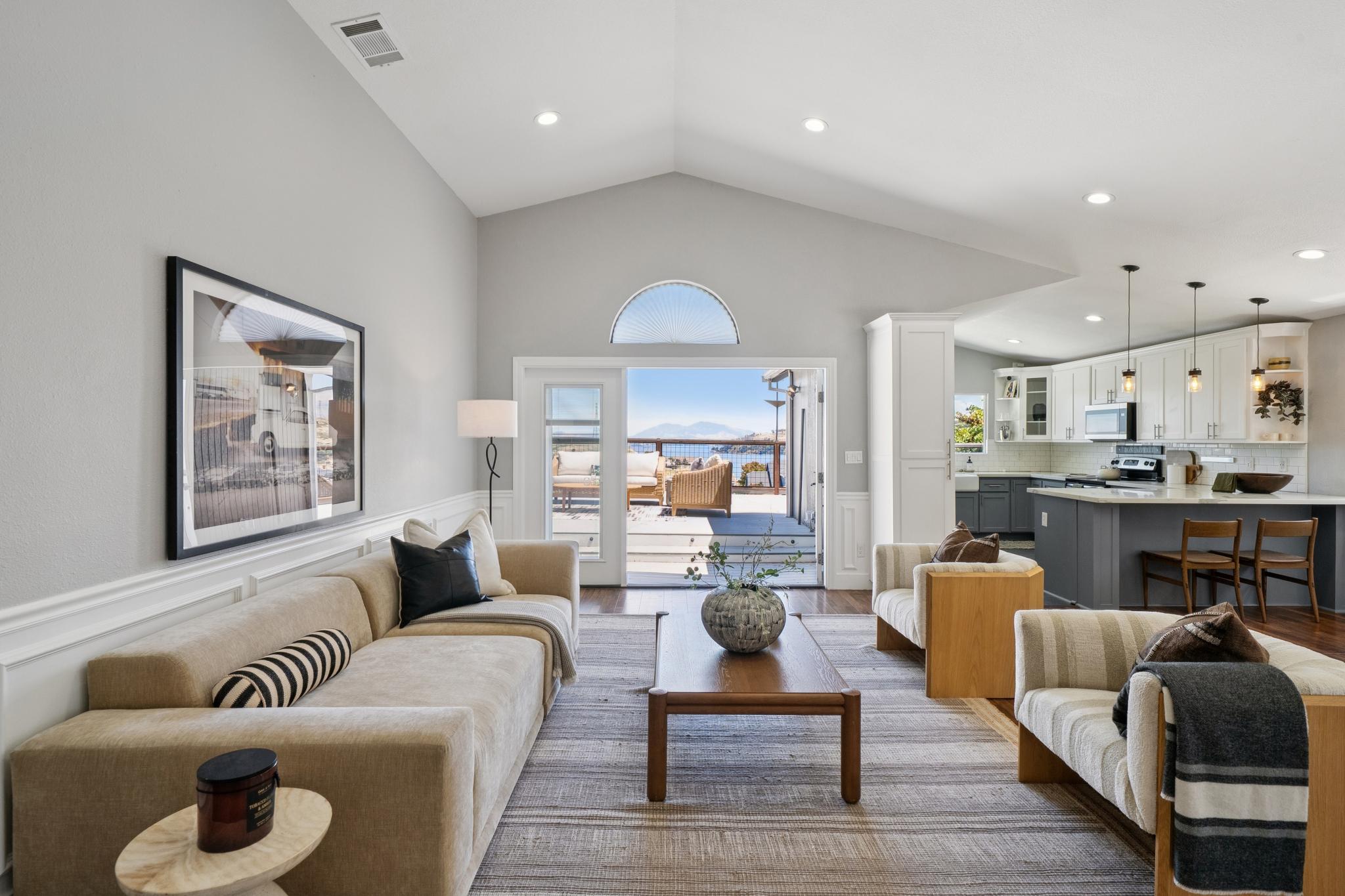  Beautifully Updated Home with Stunning Water Views - 物件實景
