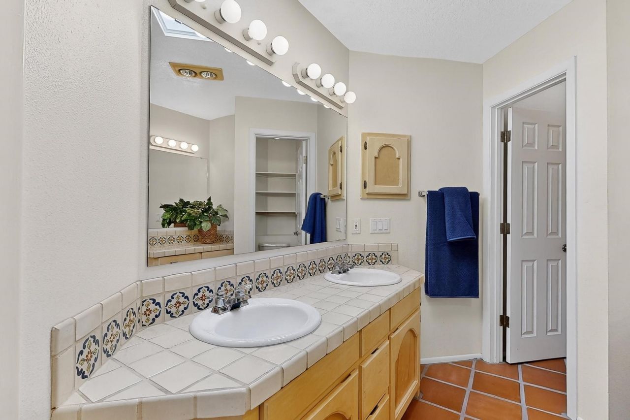 Santa Fe, New Mexico, 87507, United States, 3 Bedrooms Bedrooms, ,2 BathroomsBathrooms,Residential,For Sale,1955311