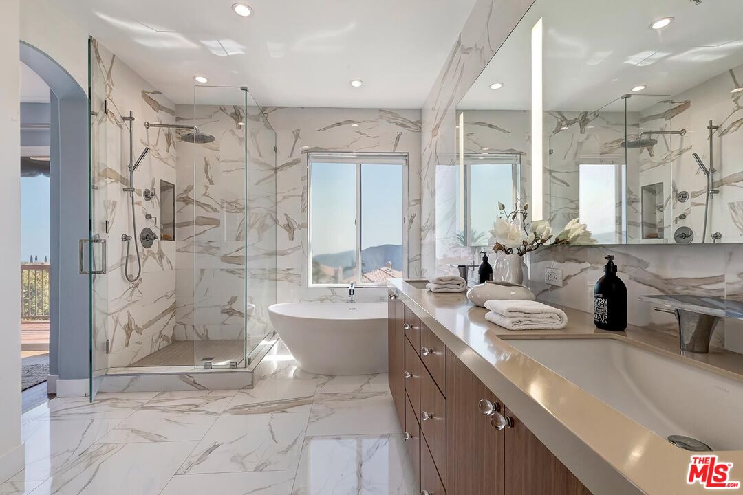 Pacific Palisades, California, 90272, United States, 4 Bedrooms Bedrooms, ,4 BathroomsBathrooms,Residential,For Sale,1911356