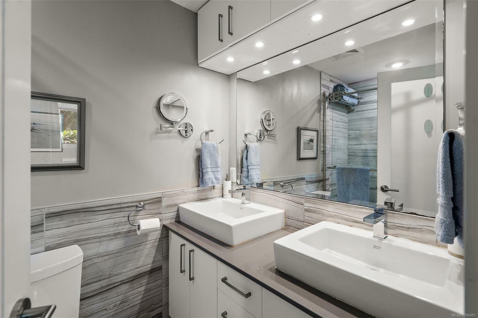 VICTORIA, British Columbia, V8V 1R5, CA, 2 Bedrooms Bedrooms, ,Residential,For Sale,1885284
