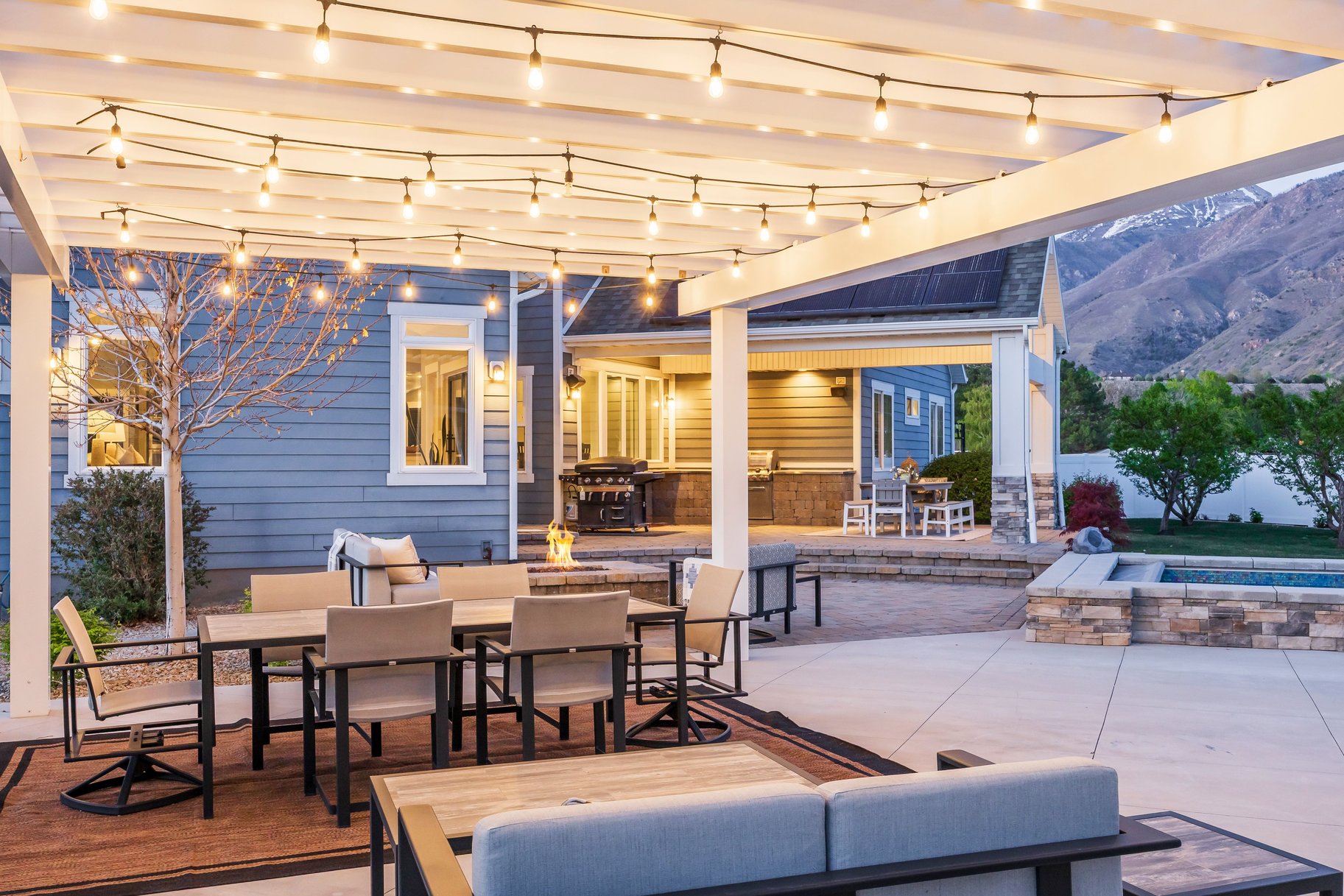  Beautiful Craftsman Rambler With Basement Apartment, Sports Pool and Pool House - 物件實景