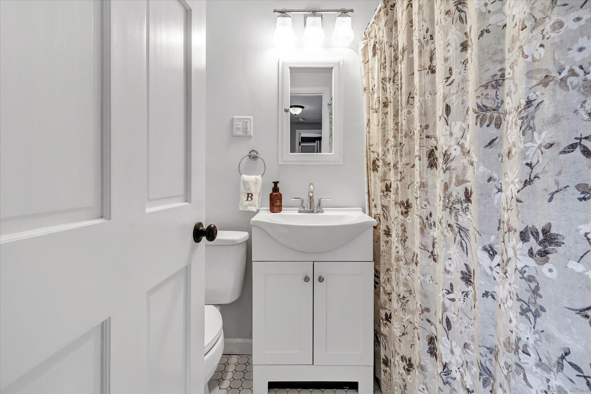 Stratford, Connecticut, 06614, United States, 3 Bedrooms Bedrooms, ,2 BathroomsBathrooms,Residential,For Sale,1978049