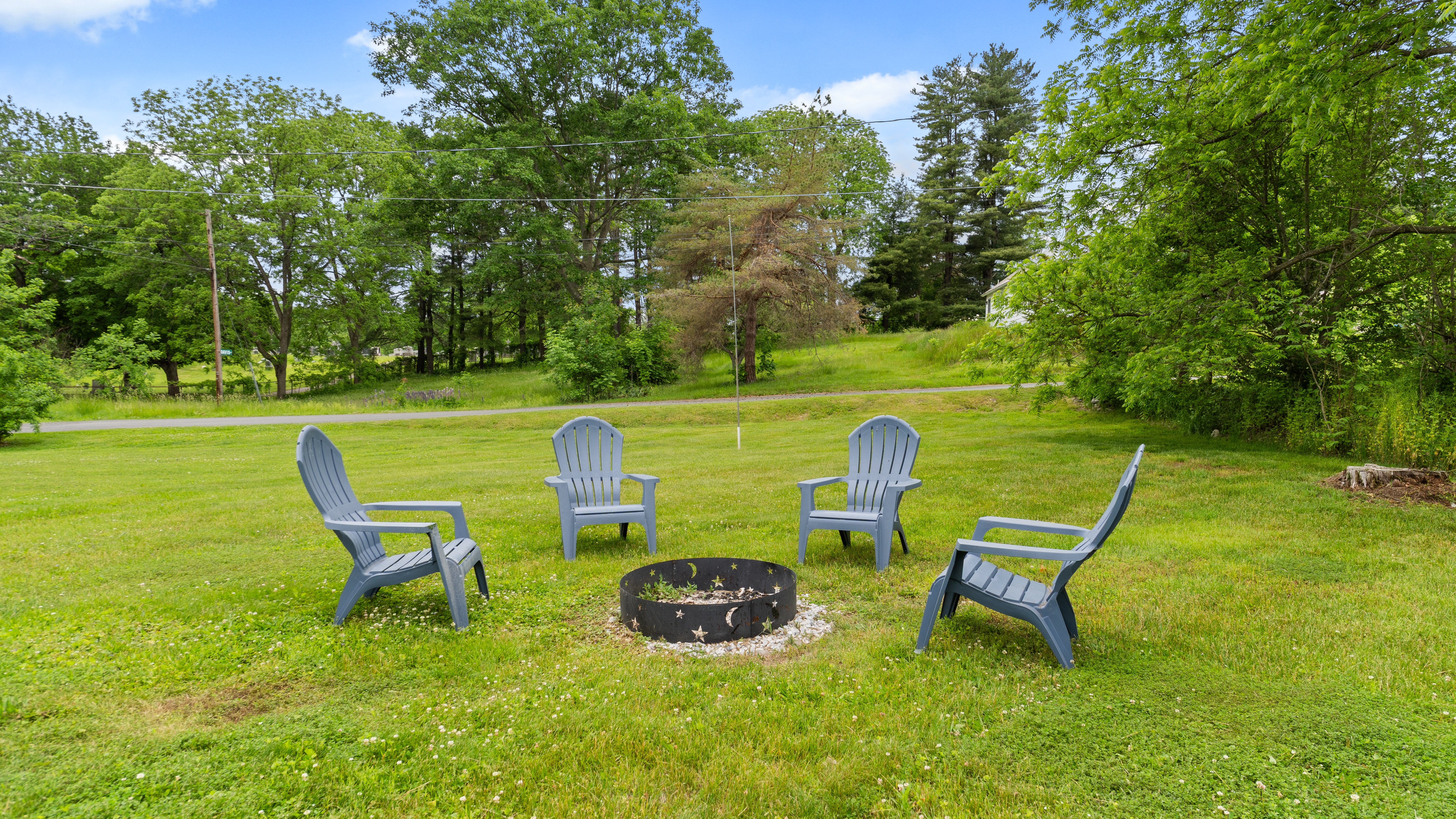  Classic New England Farmhouse with Exceptional Yard - 物件實景