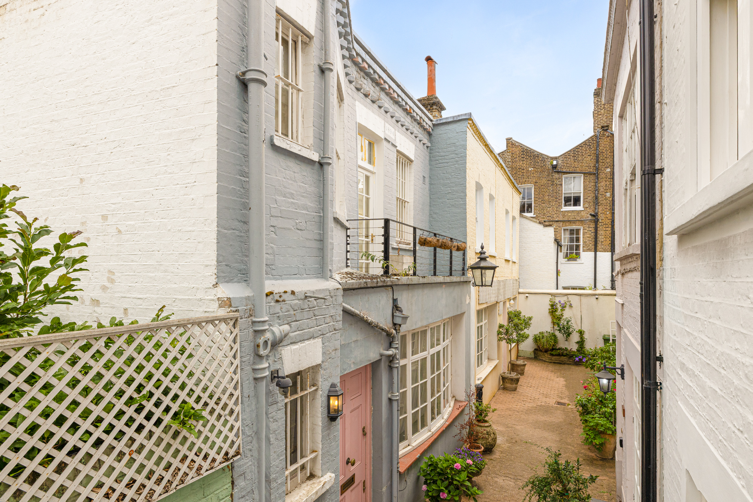  A Hidden Garden House with Exceptional Potential in Earl