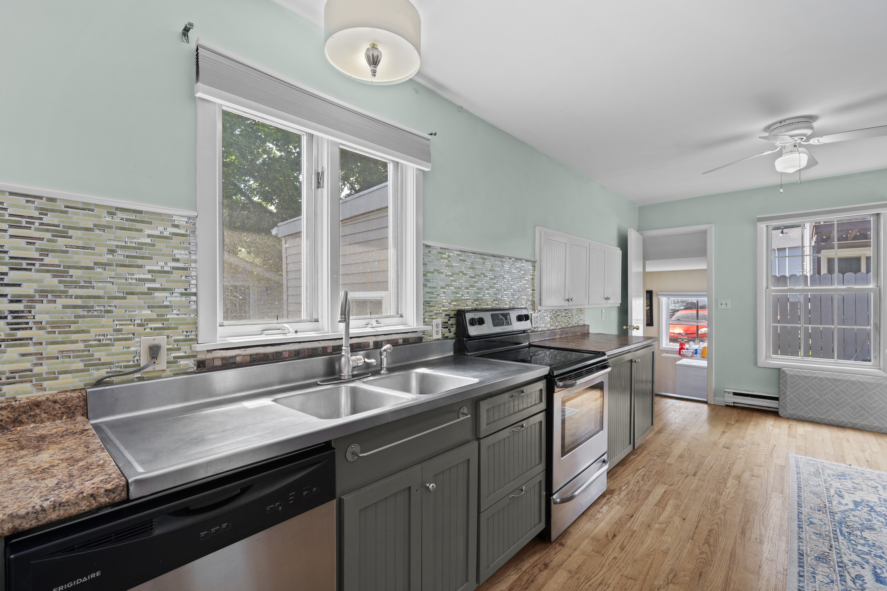 Milford, Connecticut, 06460, United States, 3 Bedrooms Bedrooms, ,2 BathroomsBathrooms,Residential,For Sale,1896652