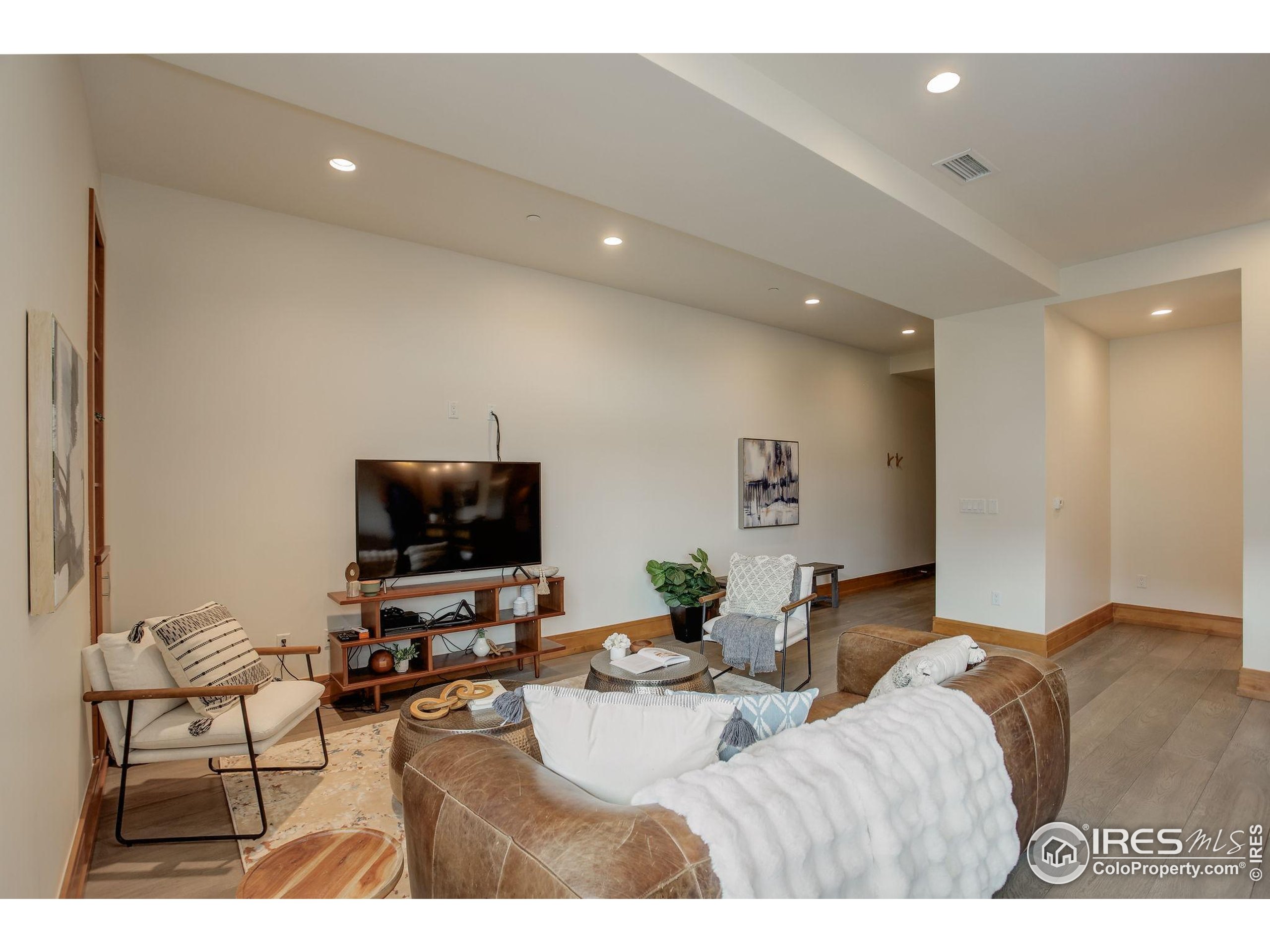 Boulder, Colorado, 80302, United States, 2 Bedrooms Bedrooms, ,2 BathroomsBathrooms,Residential,For Sale,1992797