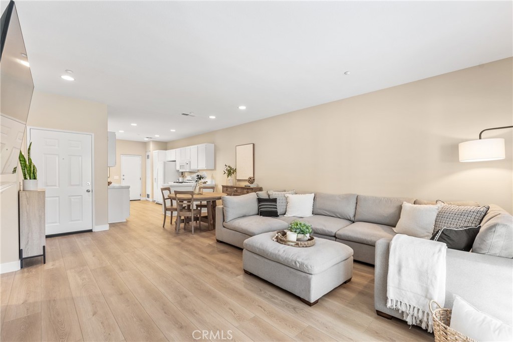 Aliso Viejo, California, 92656, United States, 2 Bedrooms Bedrooms, ,3 BathroomsBathrooms,Residential,For Sale,1989024