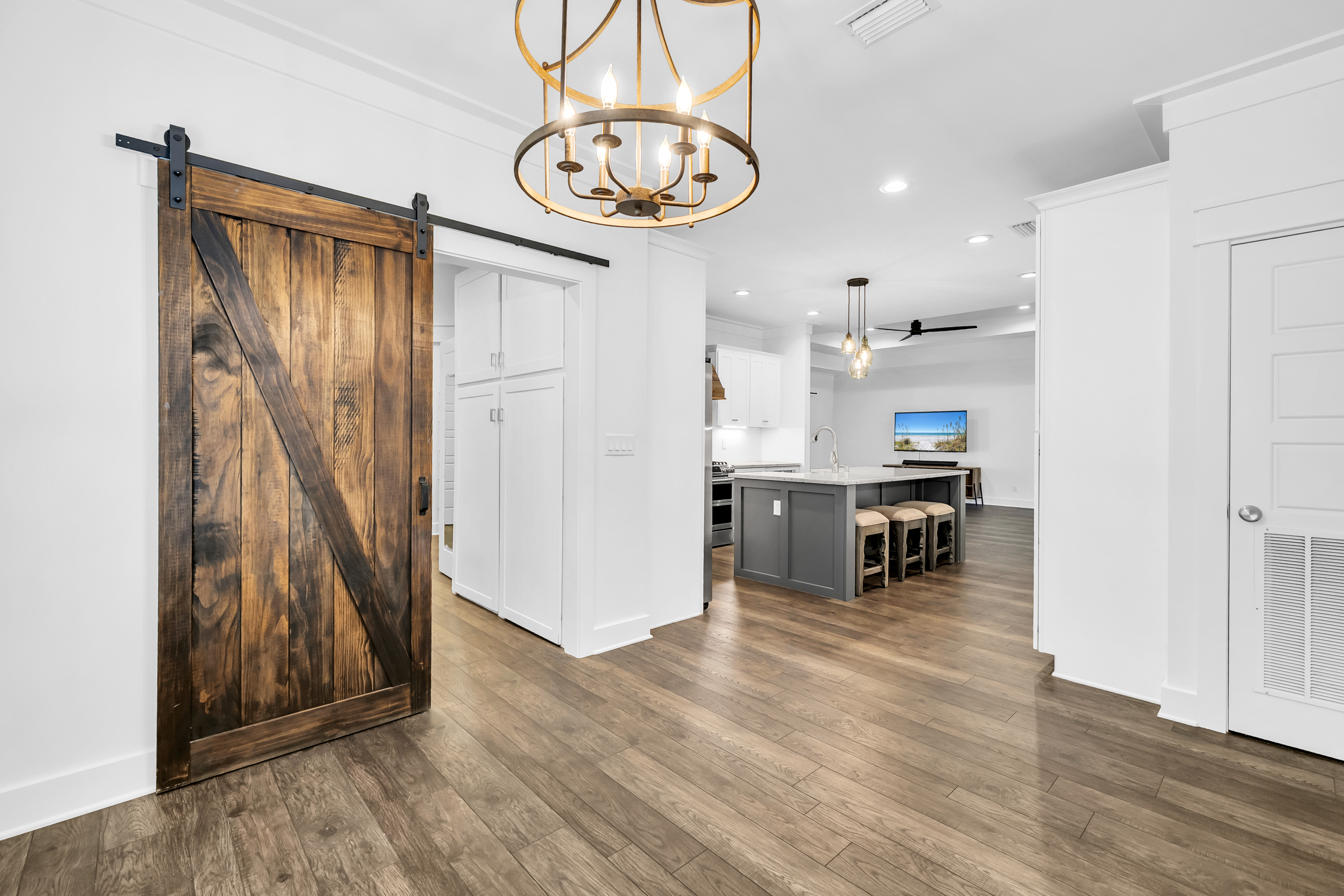  Move-In Ready Brick Home with Spacious Fenced Backyard Near the Bay - 物件實景