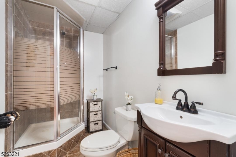 Hampton Twp., New Jersey, 07860, United States, 5 Bedrooms Bedrooms, ,3 BathroomsBathrooms,Residential,For Sale,1847031