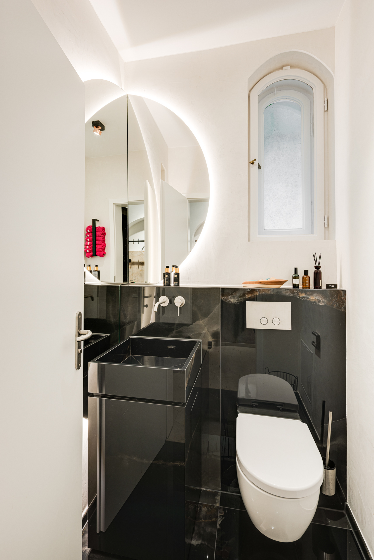  Luxurious apartment in an old building with historic charm and impressive pan... - 物件實景