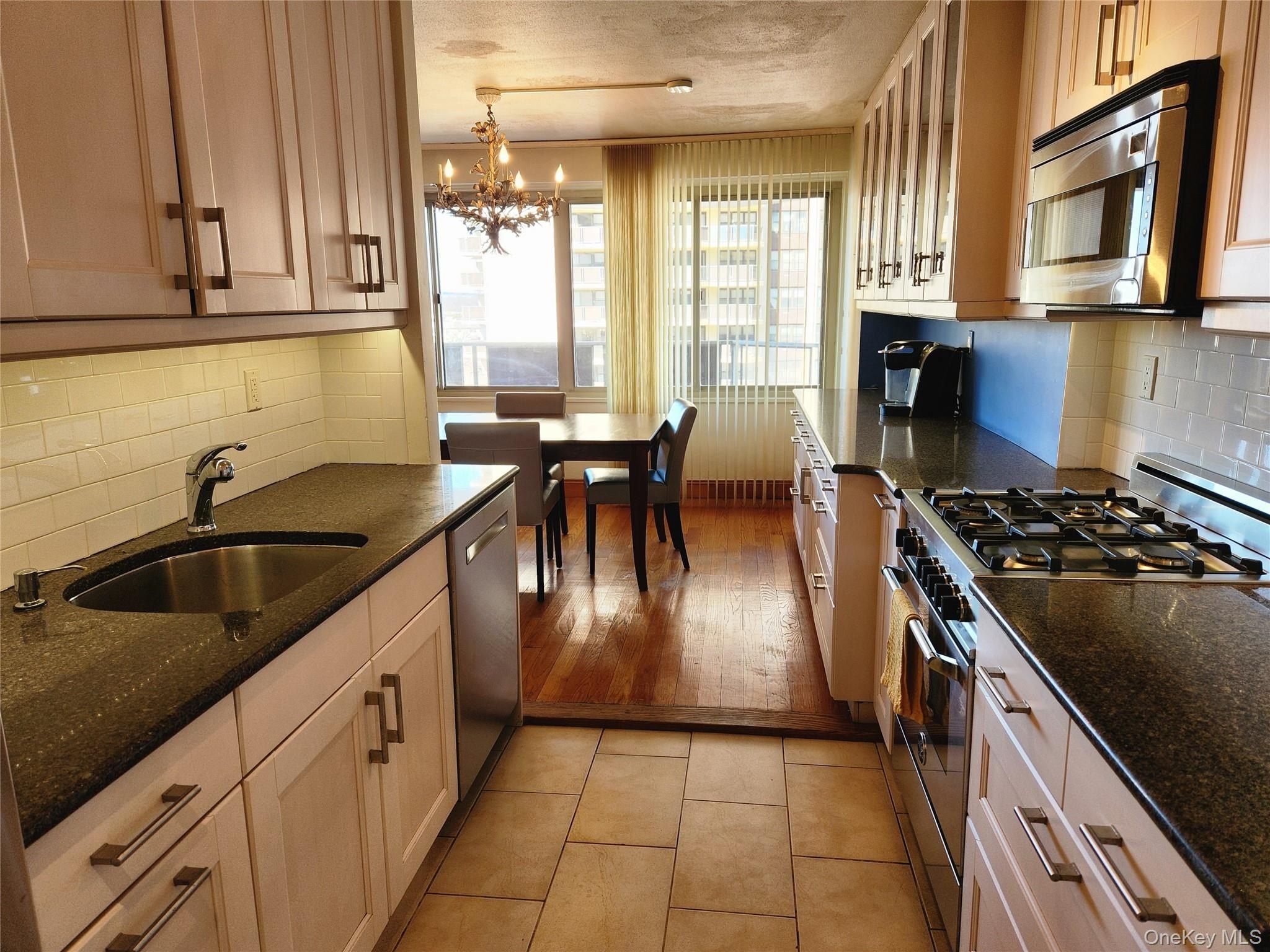 Bayside, New York, 11360, United States, 3 Bedrooms Bedrooms, ,2 BathroomsBathrooms,Residential,For Sale,2048148
