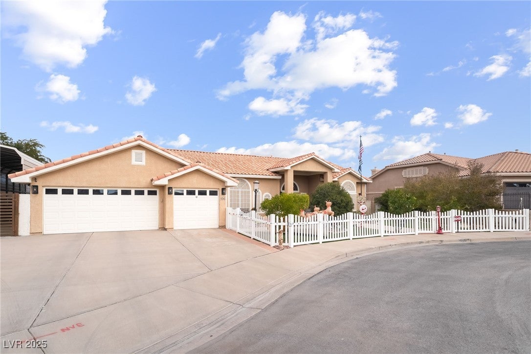 Henderson, Nevada, 89015, United States, 4 Bedrooms Bedrooms, ,3 BathroomsBathrooms,Residential,For Sale,2001549